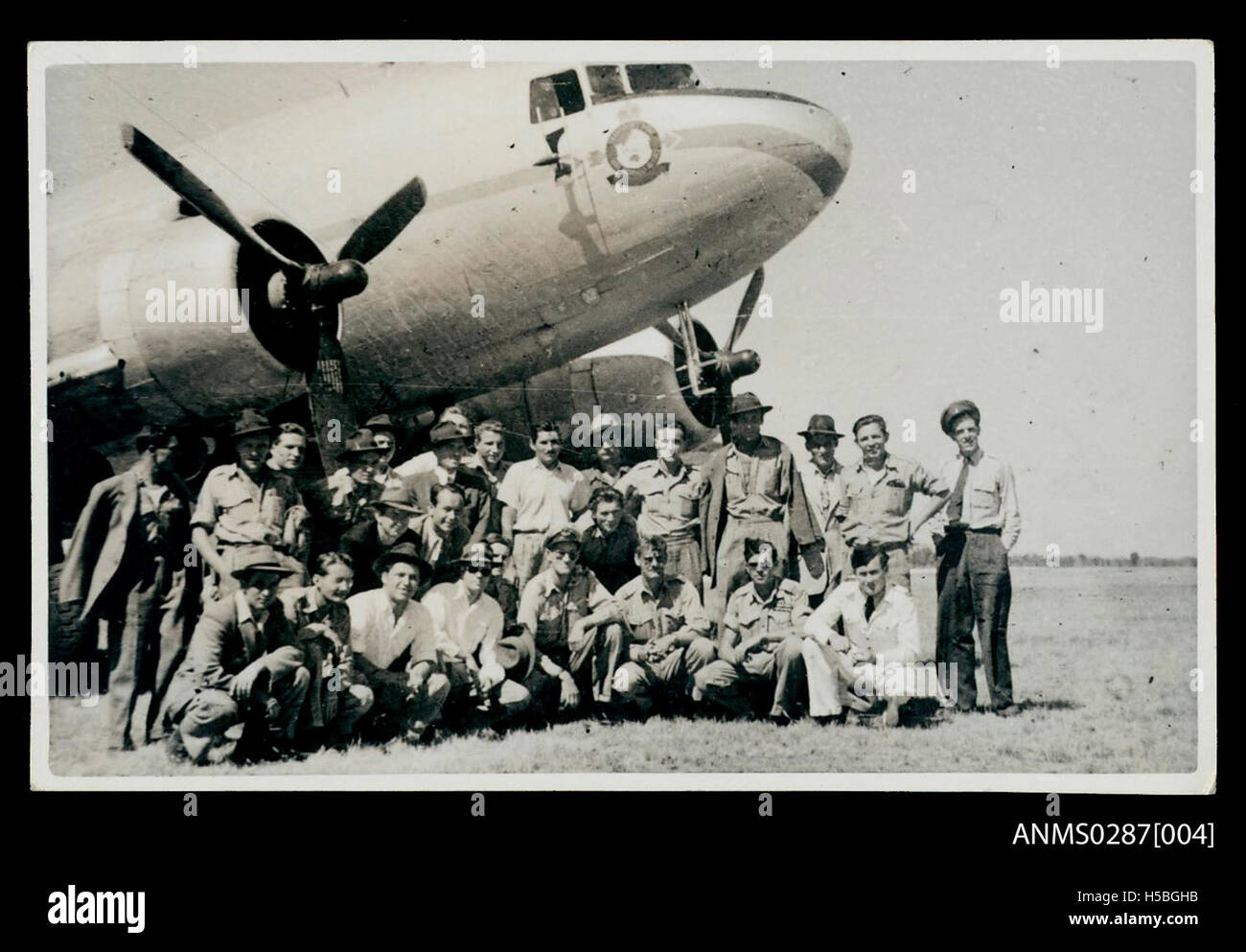 L’équipage de la Royal Australian Air Force (RAAF) et les migrants qui se préparent à voler vers Woomera mettent en lumière un événement important lié à la migration et au transport aérien. Woomera, un site éloigné en Australie, a une importance historique à la fois dans la défense et l'exploration spatiale. Le rôle de la RAAF dans la migration et le développement de la région est essentiel pour comprendre l'histoire de l'Australie d'après-guerre. Banque D'Images