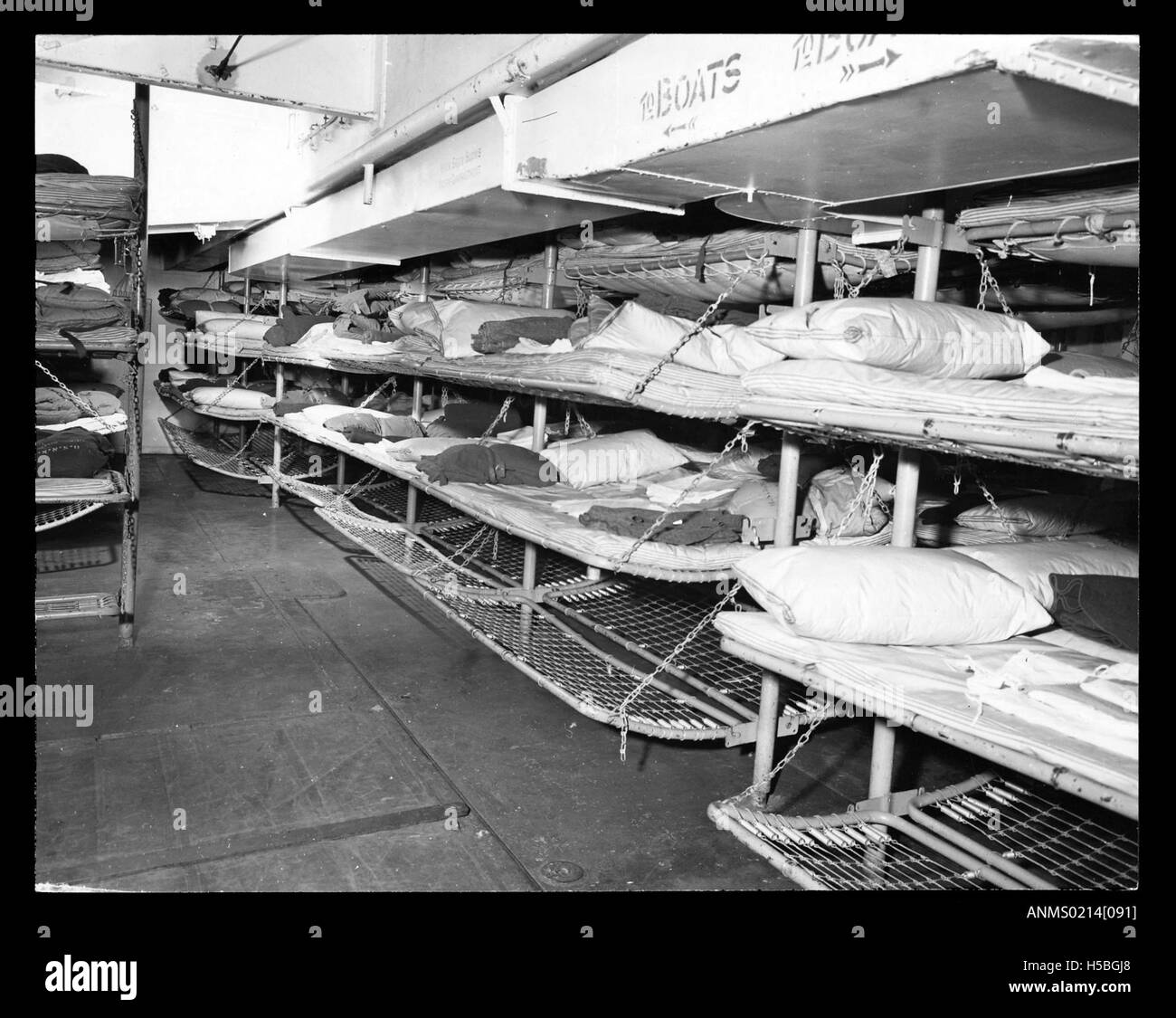 Une photographie représentant des chambres à coucher sur un navire inconnu de la marine américaine opérant sous l'égide de l'Organisation internationale pour les réfugiés, fournissant un abri aux personnes déplacées. Banque D'Images