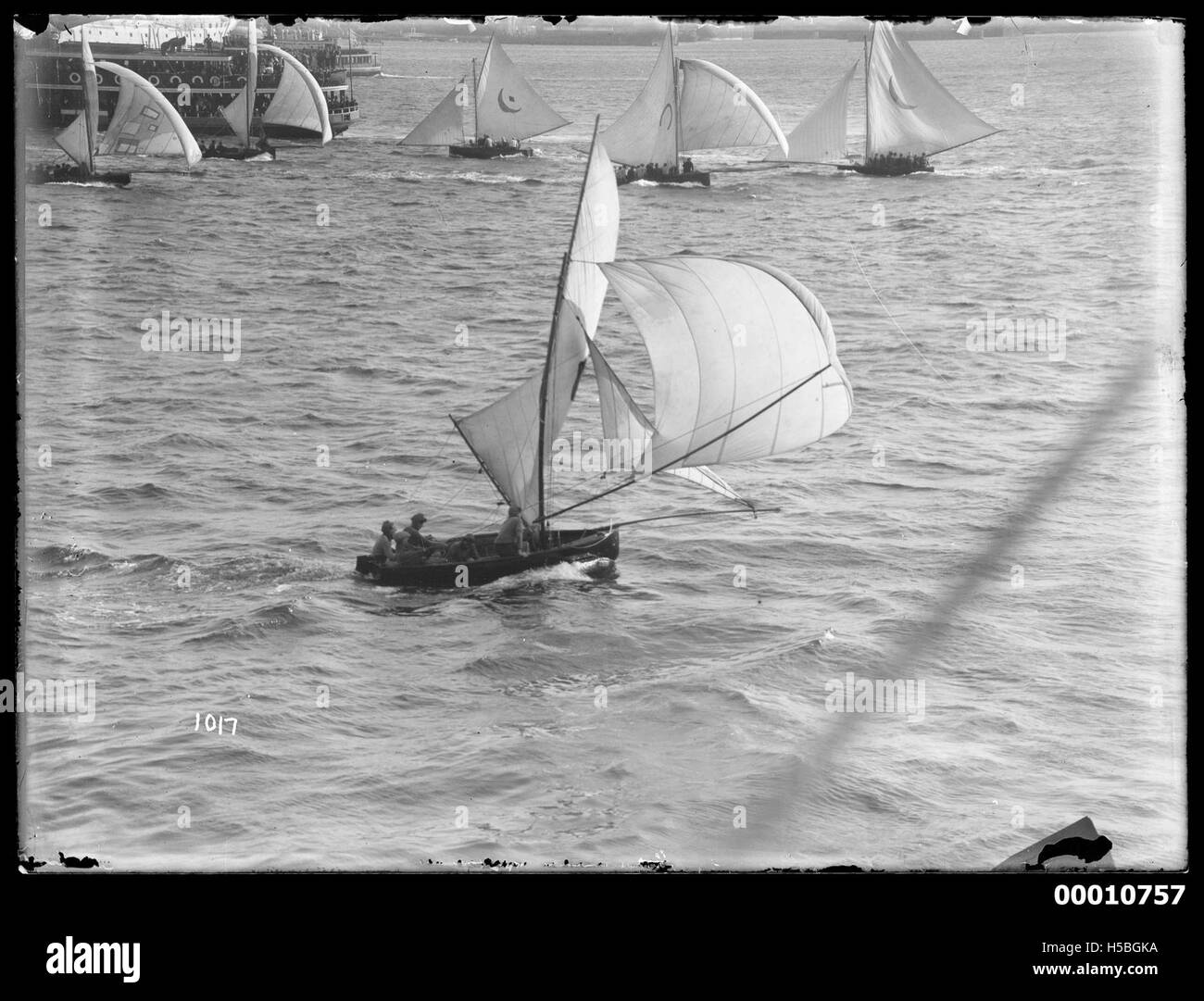 Un bateau de 10 pieds est vu sur le port de Sydney, offrant une vue sur la voie navigable animée. La petite taille du navire contraste avec les grands navires qui naviguent dans le port, mettant l'accent sur la diversité des bateaux opérant dans l'emblématique voie navigable australienne. Banque D'Images Un bateau de 10 pieds est vu sur le port de Sydney, offrant une vue sur la voie navigable animée. La petite taille du navire contraste avec les grands navires qui naviguent dans le port, mettant l'accent sur la diversité des bateaux opérant dans l'emblématique voie navigable australienne. Banque D'Images