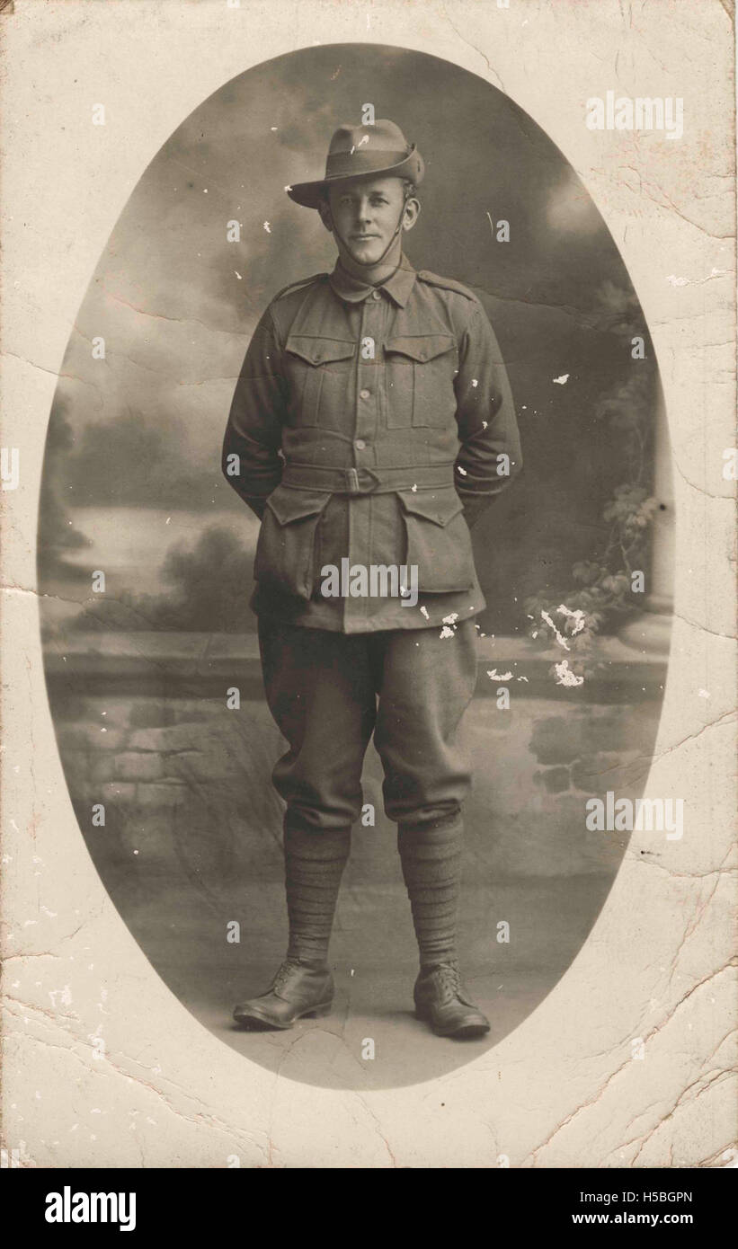 Une carte postale historique avec une photographie de Samuel Wild dans son uniforme militaire, capturant un moment de l'histoire militaire de son service. Banque D'Images