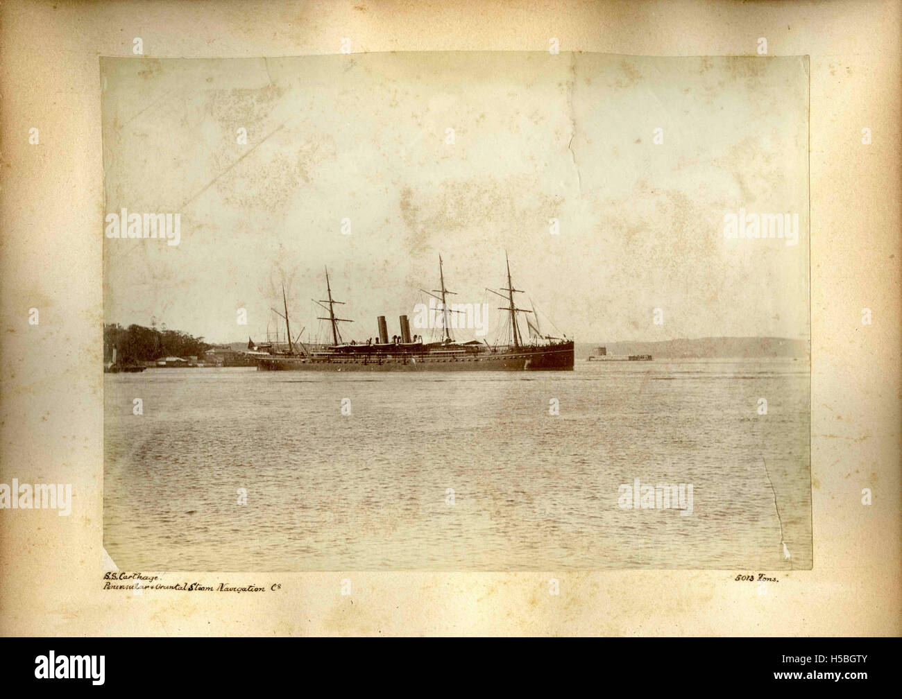Le SS Carthage, un navire à vapeur exploité par la P&O Steam navigation Company, est représenté sur cette photographie. L'image souligne l'importance du navire dans l'histoire maritime et son rôle dans le transport de passagers à son époque. Banque D'Images Le SS Carthage, un navire à vapeur exploité par la P&O Steam navigation Company, est représenté sur cette photographie. L'image souligne l'importance du navire dans l'histoire maritime et son rôle dans le transport de passagers à son époque. Banque D'Images