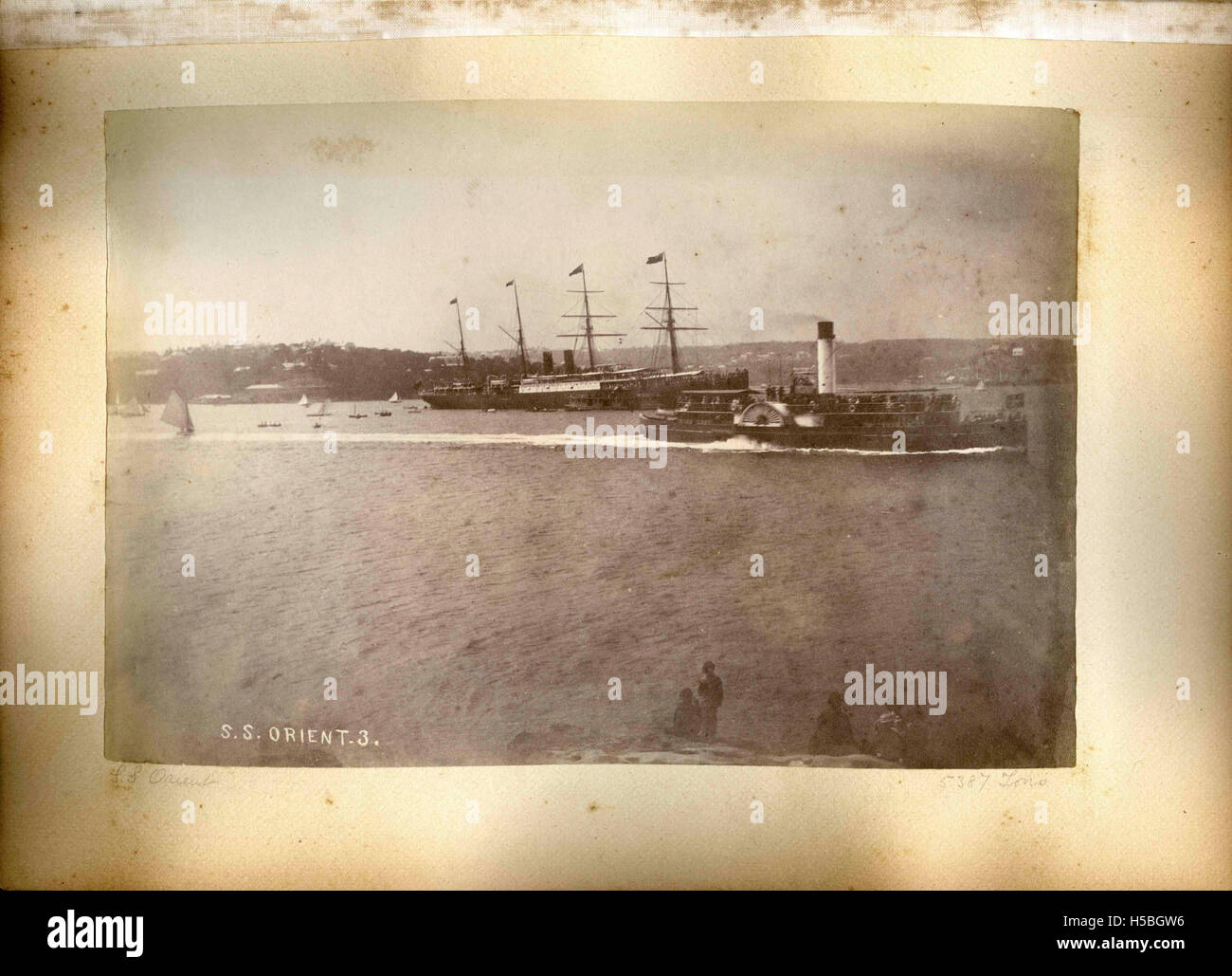 Le « SS Orient 3 » est un navire à vapeur amarré dans le port de Sydney. Cette photographie capture le navire emblématique, qui était un exemple notable des navires à vapeur opérant au début du XXe siècle, connus pour leur importance dans le transport maritime et les services de passagers sur diverses routes. Banque D'Images Le « SS Orient 3 » est un navire à vapeur amarré dans le port de Sydney. Cette photographie capture le navire emblématique, qui était un exemple notable des navires à vapeur opérant au début du XXe siècle, connus pour leur importance dans le transport maritime et les services de passagers sur diverses routes. Banque D'Images