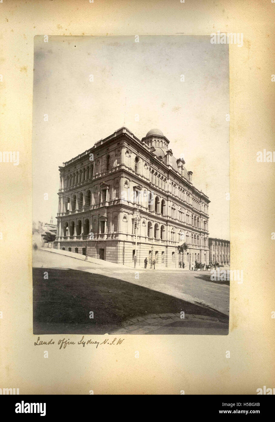 Le Bureau des biens fonciers de Sydney (Nouvelle-Galles du Sud) est un important bâtiment gouvernemental qui joue un rôle clé dans l'administration des biens fonciers, fournissant des services liés à la propriété foncière et à la gestion des biens dans la région. La photographie capture la structure de cet important bâtiment administratif. Banque D'Images