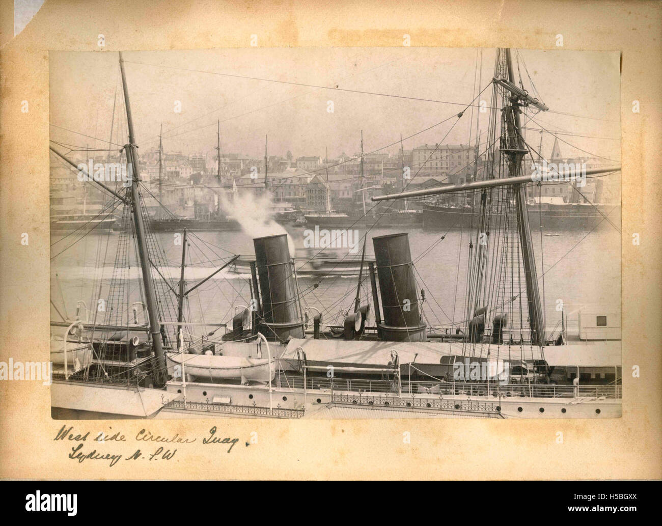 Une photographie du côté ouest de Circular Quay à Sydney, en Nouvelle-Galles du Sud, montrant le port, le quai et le paysage urbain environnant. Circular Quay est une plaque tournante des transports à Sydney. Banque D'Images