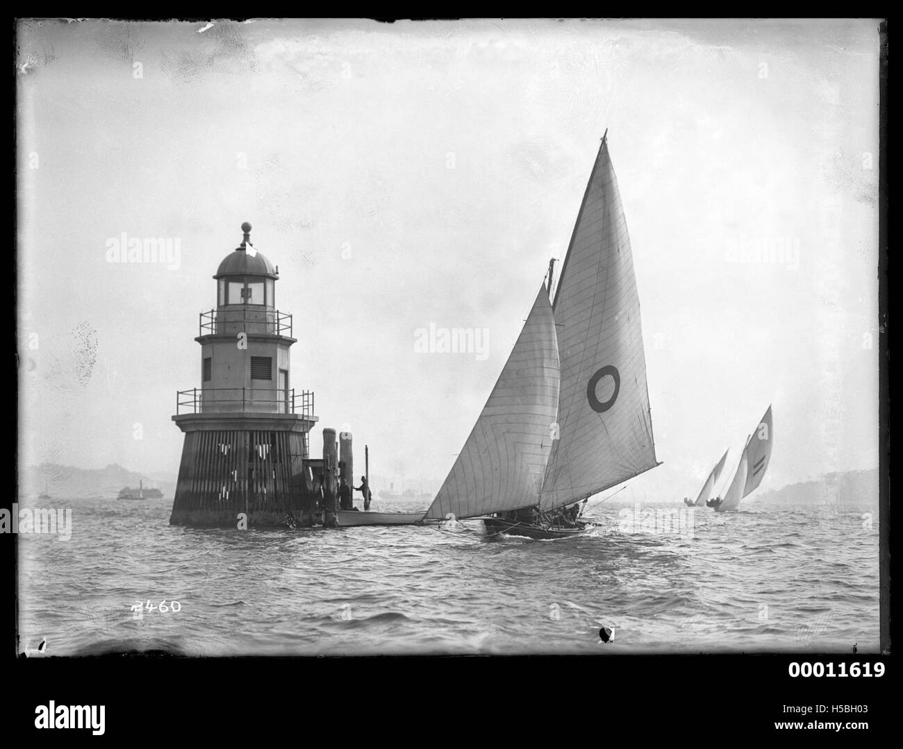 Sloop de défiance et de pile de canal de lumière sur le port de Sydney Banque D'Images