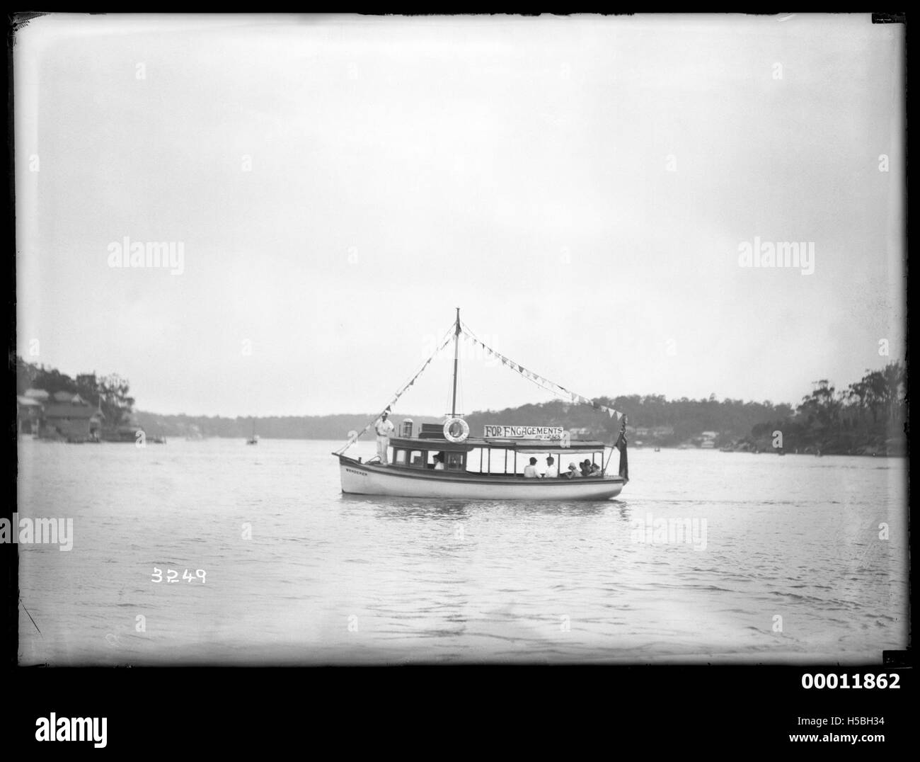 Le WANDERER, un lancement plaisant, est vu sur le port de Sydney. Cette image illustre l'élégance de la navigation de plaisance du début du XXe siècle en Australie. Banque D'Images