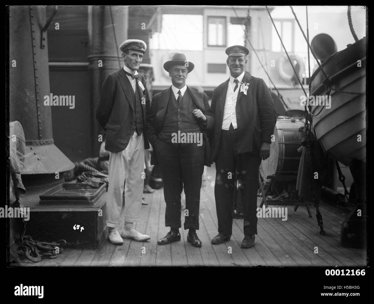 M. John Roche (à gauche), M. F. J. S. Young (à droite) et un homme non identifié à bord NAMOI, Sydney Harbour Banque D'Images