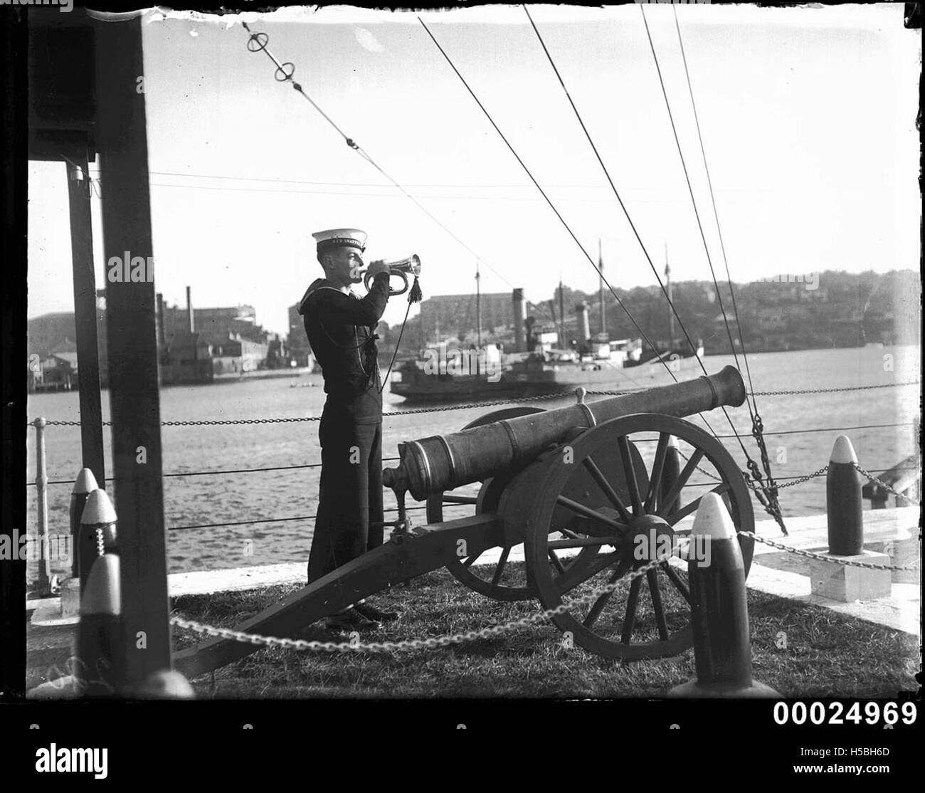 Un cadet de la Navy Sea League est vu ici à Snapper Island à Sydney, un lieu important pour la formation maritime en Australie. La Sea League offre aux jeunes la possibilité de s’engager dans des pratiques navales et de développer le travail d’équipe et la discipline à travers diverses activités nautiques. Banque D'Images