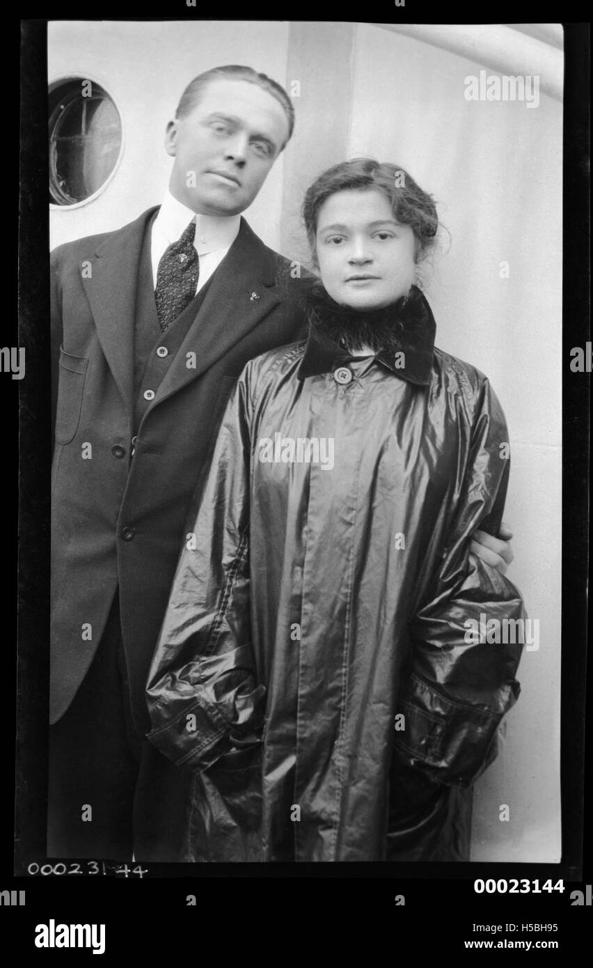 Cette photographie montre Ray Milton Sterling debout aux côtés d'une femme non identifiée. La photo date de 1913 à 1928, capturant un moment du début du XXe siècle, potentiellement significatif pour l’histoire sociale ou culturelle. Banque D'Images
