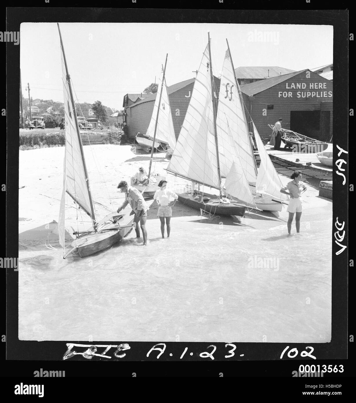 Cette photographie montre deux Vee Jays à terre près d'un hangar à bateaux. L'image capture le positionnement des bateaux par rapport à la structure, mettant en évidence le cadre maritime. Banque D'Images Cette photographie montre deux Vee Jays à terre près d'un hangar à bateaux. L'image capture le positionnement des bateaux par rapport à la structure, mettant en évidence le cadre maritime. Banque D'Images