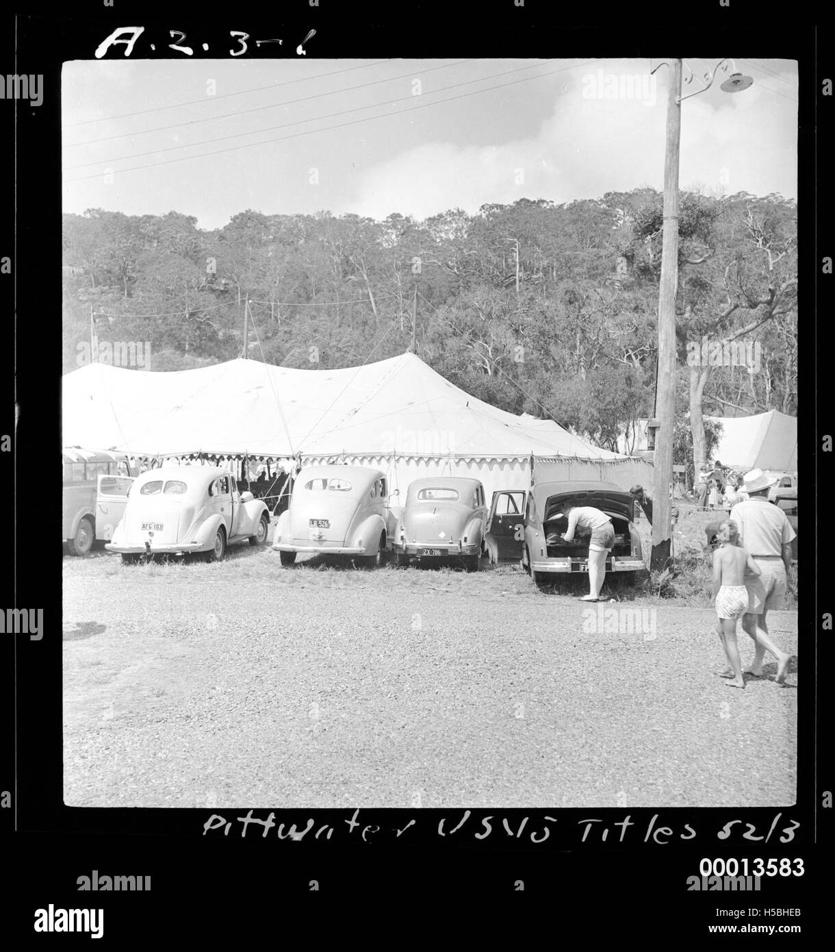 Cette photographie capture neuf voitures garées à Pittwater lors du VS VJ State Titles 1952/53, un événement sportif majeur en Australie. Il montre les voitures alignées, probablement avant ou après une course. Banque D'Images