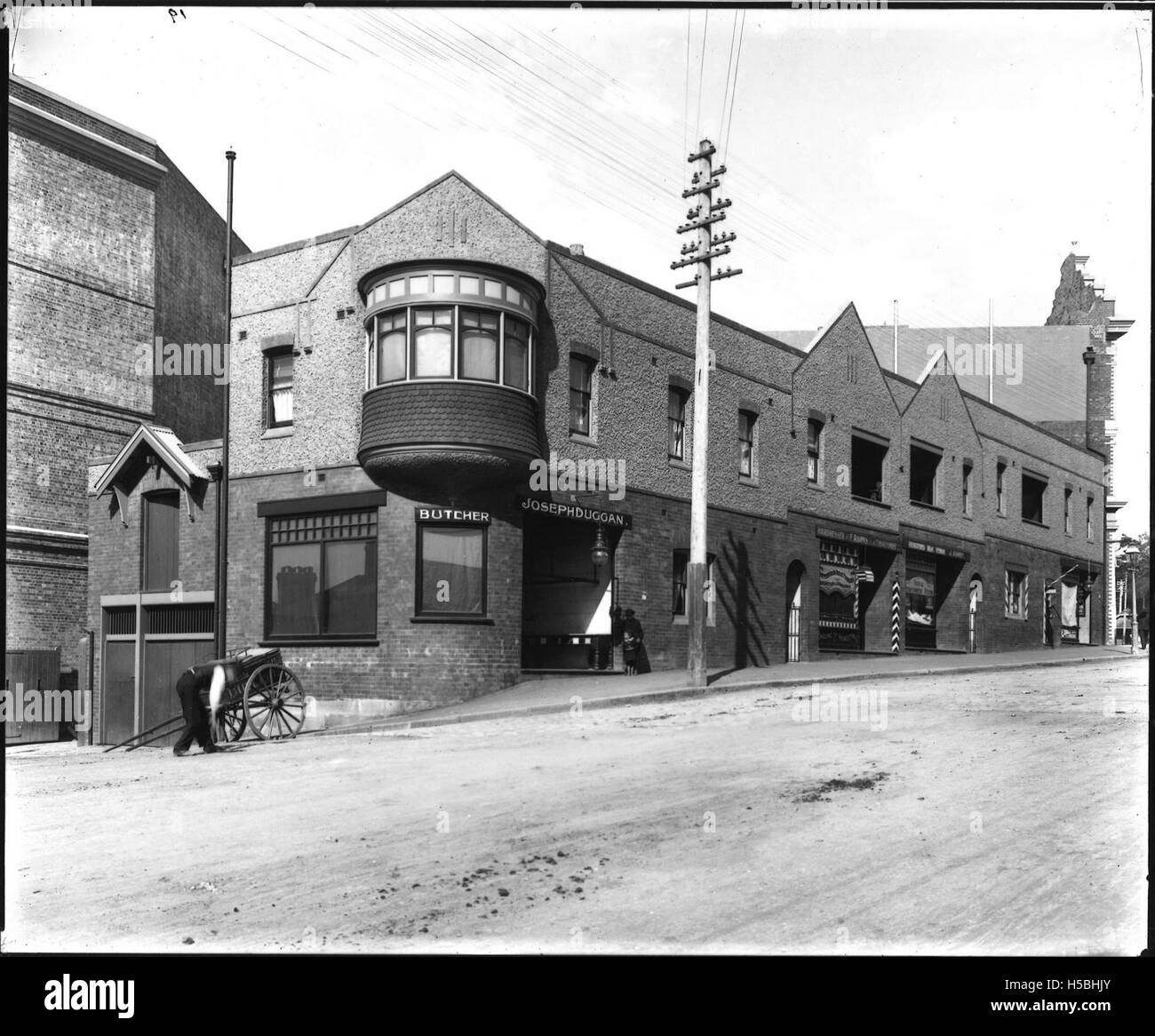 Une photographie de la boucherie de Joseph Duggan sur la rue Argyle à Millers point. Cette image présente une entreprise locale au début du XXe siècle à Sydney, soulignant le rôle des boucheries dans la communauté. Banque D'Images