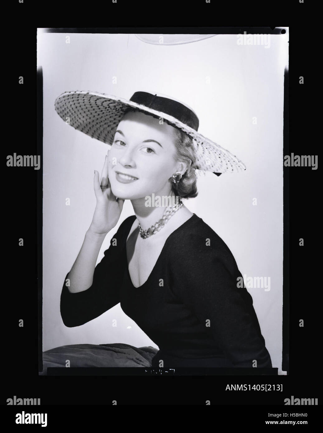 Photographie de 1954 d'une femme modelant le streetwear, mettant en valeur les tendances de la mode du milieu du XXe siècle. L'image capture les choix de style et de vêtements de l'époque, avec la mode de rue émergeant comme une influence culturelle pendant cette période. Banque D'Images