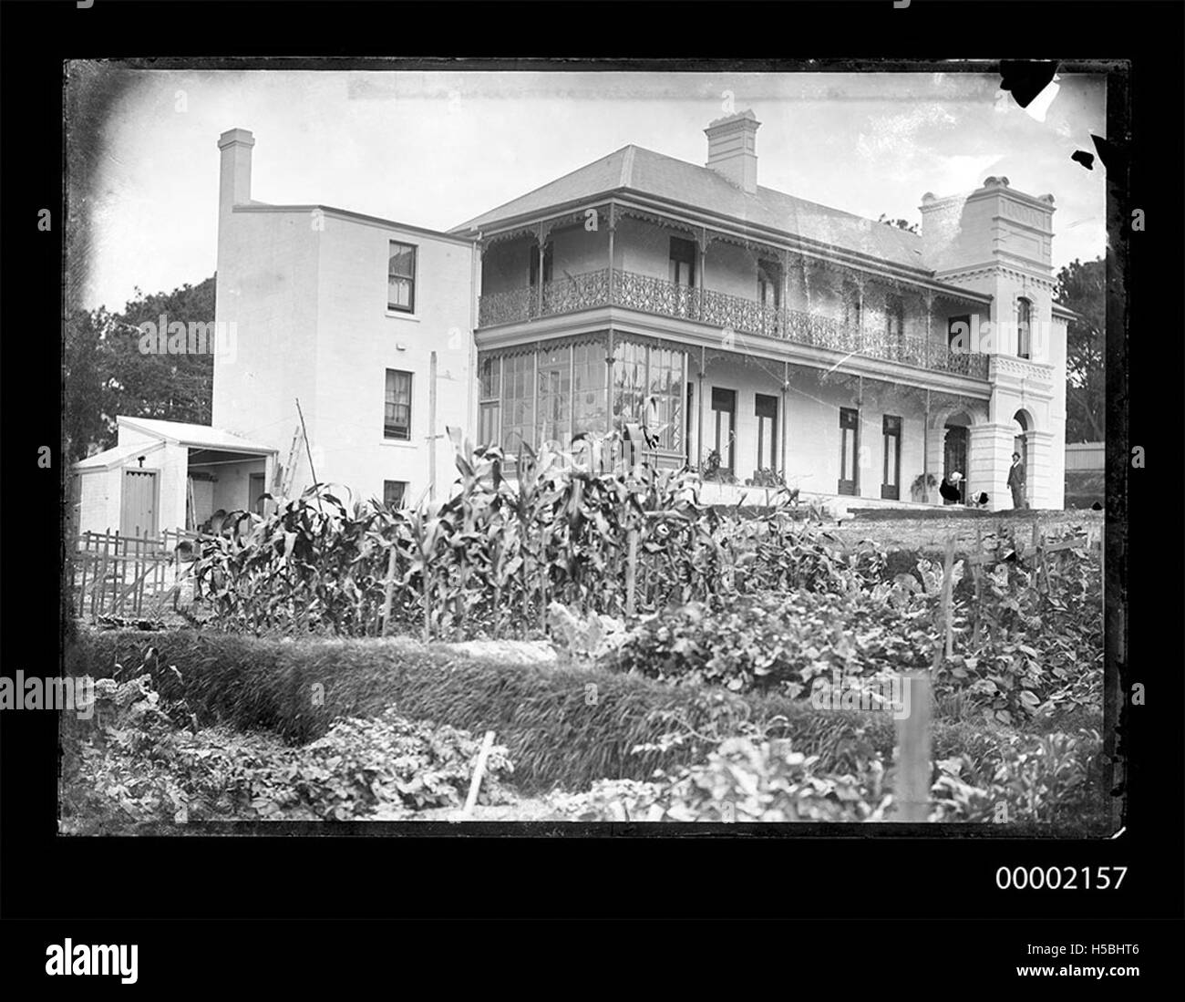 Un négatif sur plaque de verre capture l'image d'une maison de deux étages non identifiée en Australie, offrant un aperçu de l'architecture historique et de la vie domestique. Banque D'Images