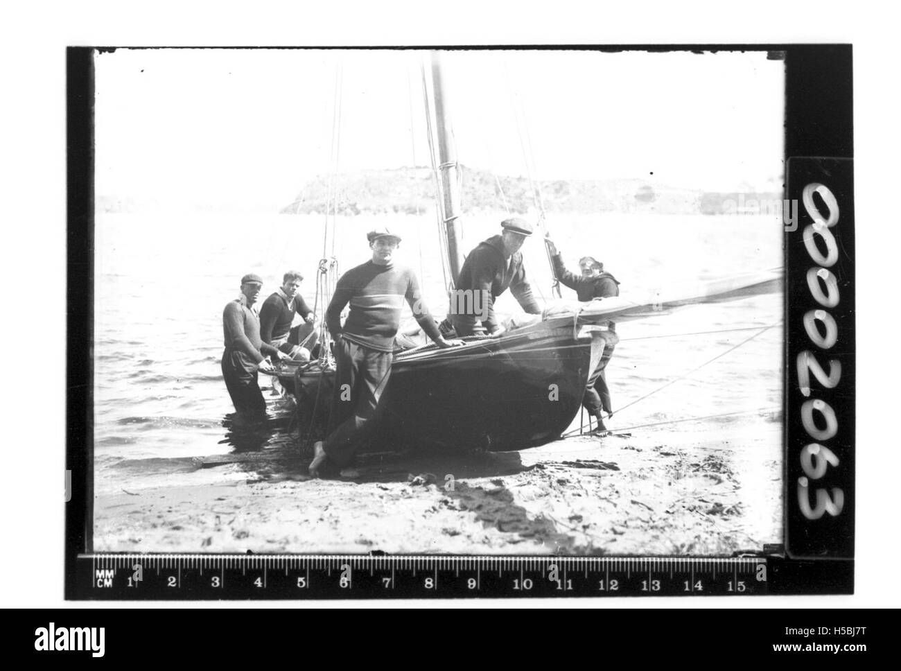 Cette image montre le Sydney Flying Squadron 18 pieds, un type de voilier de course, dans Berry's Bay, dans le port de Sydney. Le Sydney Flying Squadron est un club de voile renommé pour son histoire de compétition. Banque D'Images