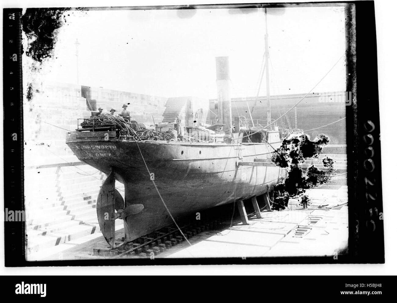 Le navire, probablement le Merksworth, subit des réparations dans la cale sèche Fitzroy à Sydney vers 1896. Des cales sèches comme celle-ci étaient essentielles pour l'entretien des navires, permettant aux navires d'être levés hors de l'eau pour les réparations et l'inspection. Banque D'Images