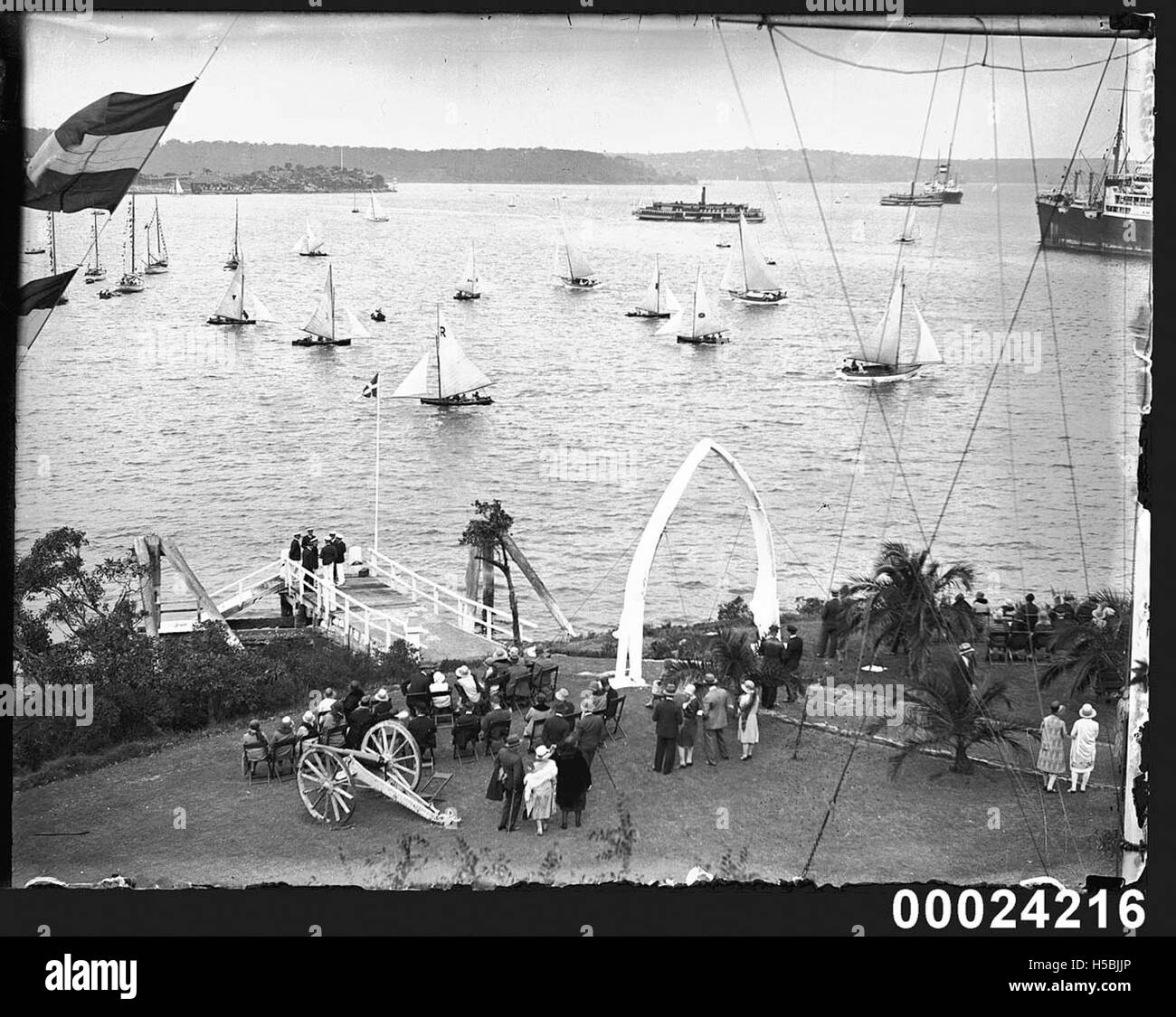 L’ouverture de la saison des yachts au Sydney Royal Yacht Squadron dans les années 1920 marque un événement important dans la culture maritime australienne, mettant en vedette la voile compétitive et les yachts de luxe de l’époque. Banque D'Images