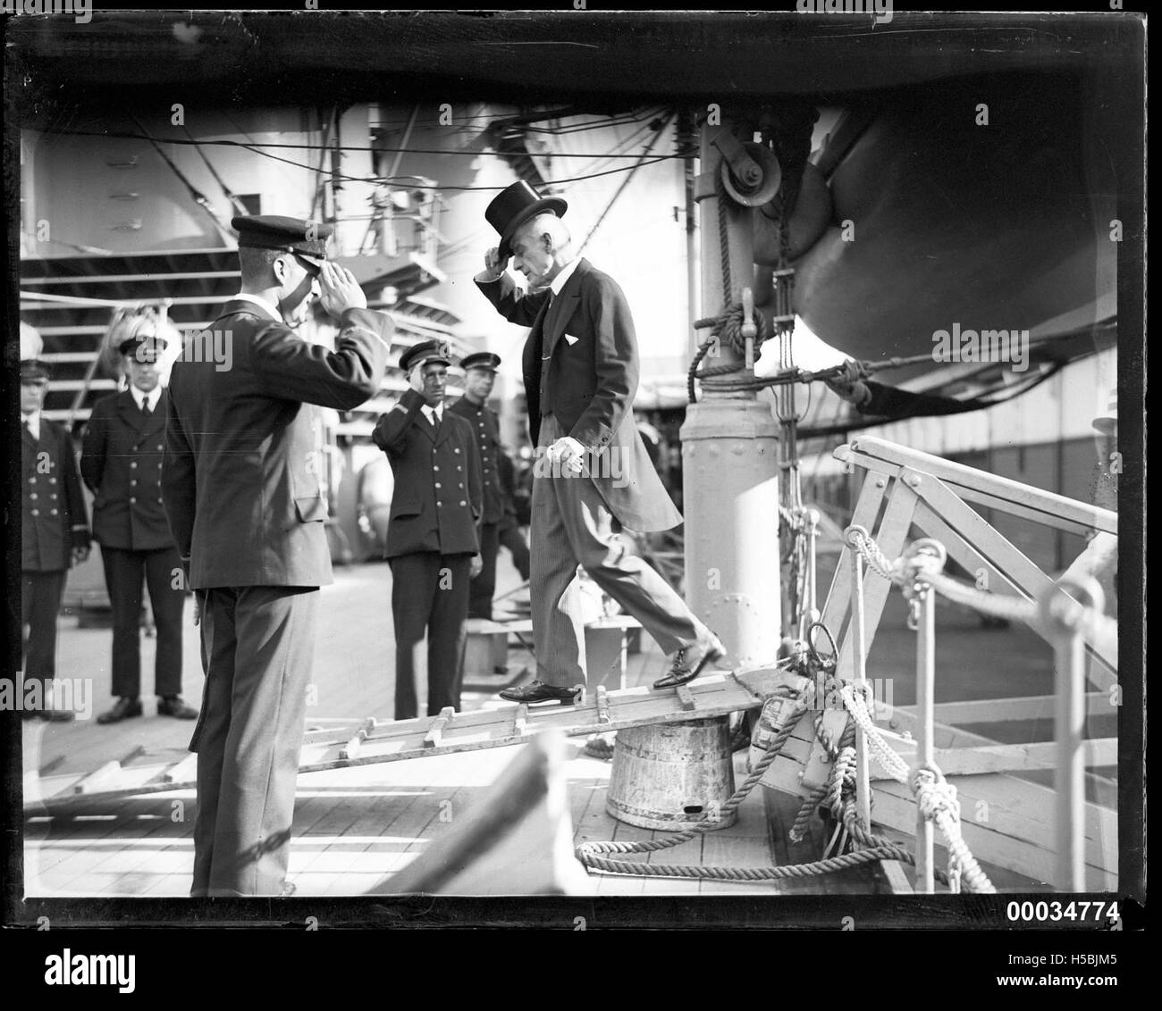 Le lord maire de Sydney, Ernest Samuel Marks, est vu à bord du HNLMS Java le 10 octobre 1930. Cet événement marque probablement une visite officielle ou une occasion diplomatique impliquant la marine néerlandaise et le gouvernement de Sydney pendant cette période. Banque D'Images