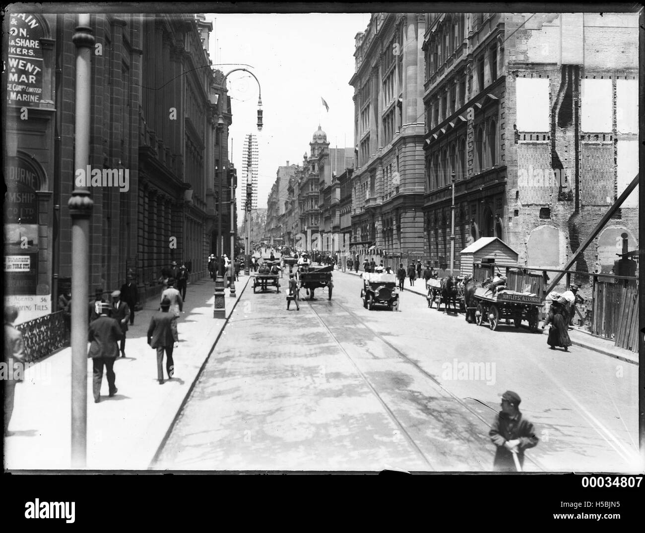 Une photographie capturant l'animation de Pitt Street à Sydney, en Australie, mettant en valeur l'atmosphère animée et le développement urbain dans le centre-ville. Banque D'Images