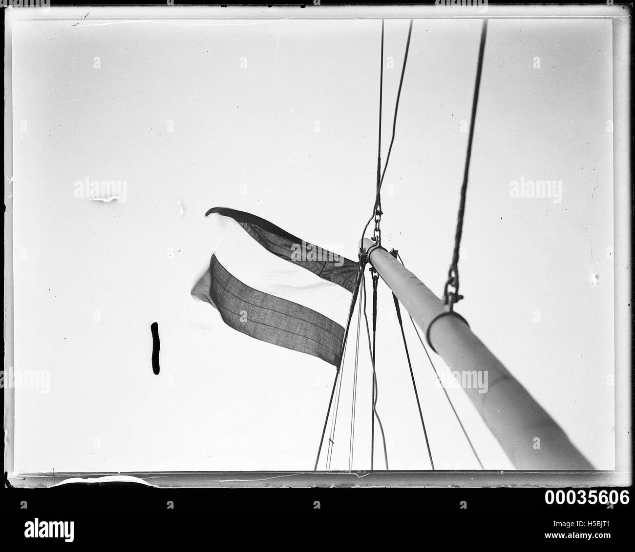 Le drapeau impérial allemand flottant sur le MAGDALENE VINNEN, un navire, indiquant son lien historique avec l'Allemagne. Cela représente probablement une période pendant l'Empire allemand ou l'histoire maritime connexe. Banque D'Images