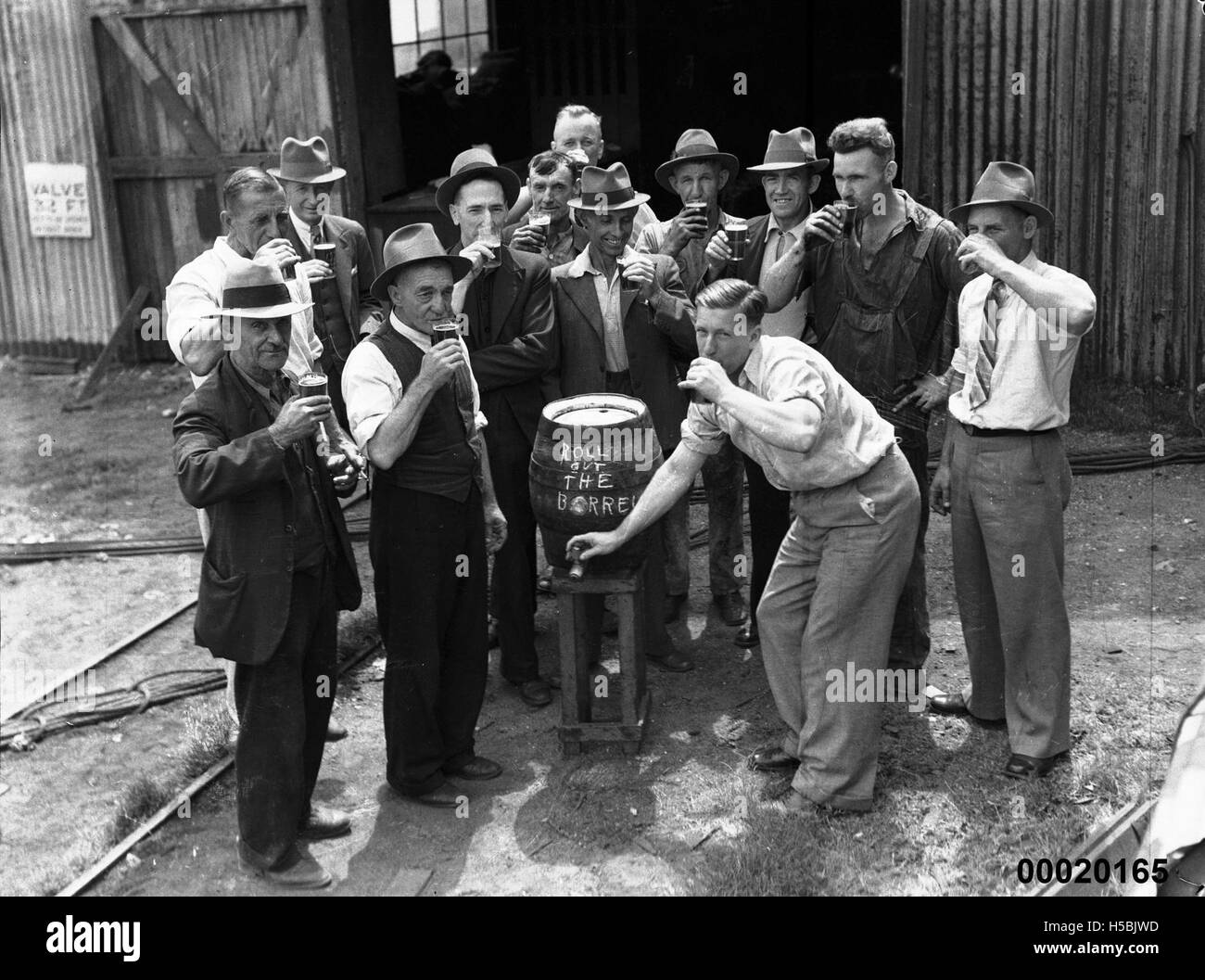 Une photographie du lancement du HMAS Warrego II au chantier naval de Cockatoo Island, un événement important dans l'histoire navale de l'Australie. Banque D'Images