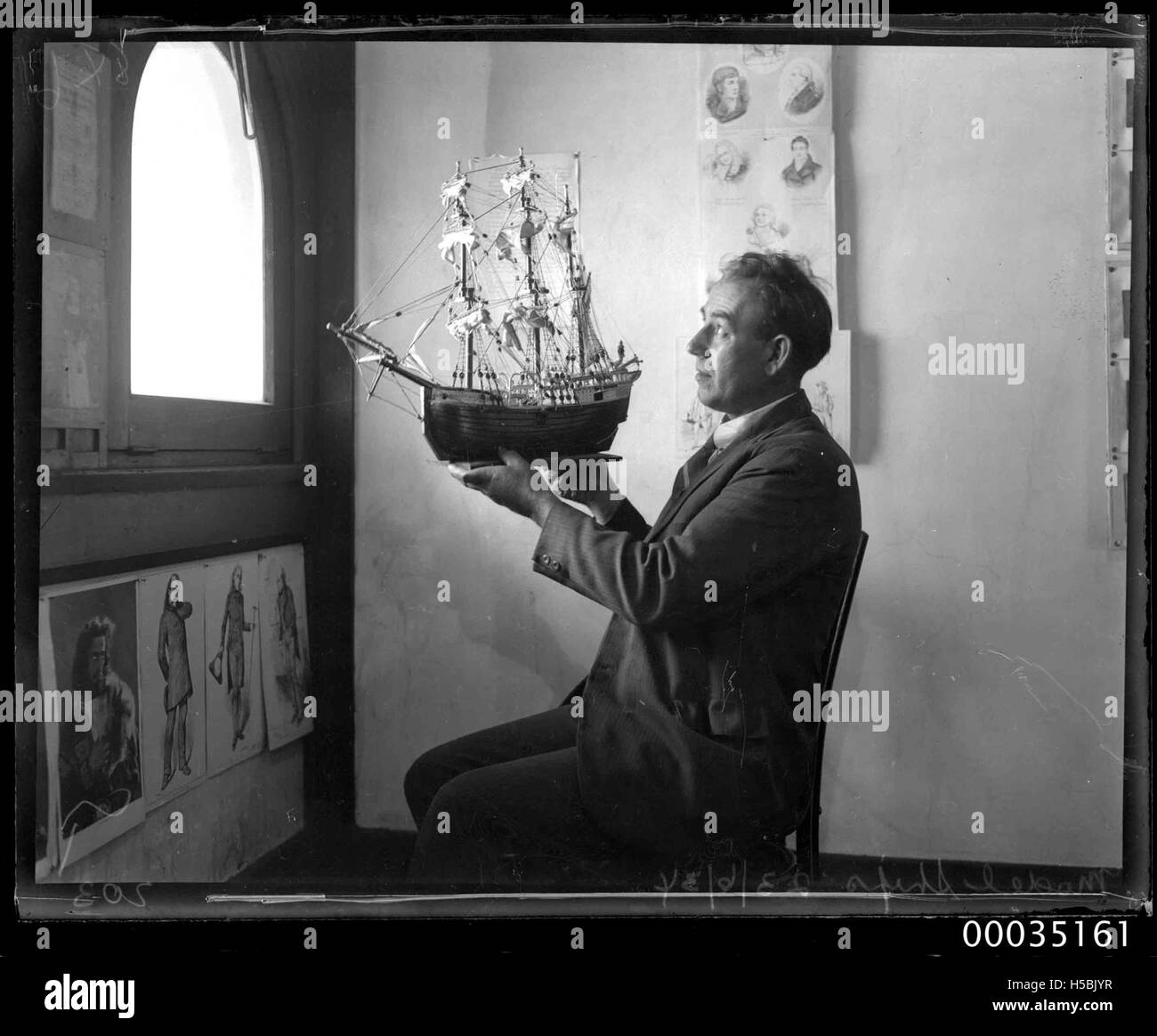 Une photographie du 23 juin 1934 montre un homme tenant une maquette d'un navire du XVIe siècle, probablement une partie de la Hood Collection, représentant l'artisanat historique de la construction navale de l'époque de la Renaissance. Banque D'Images