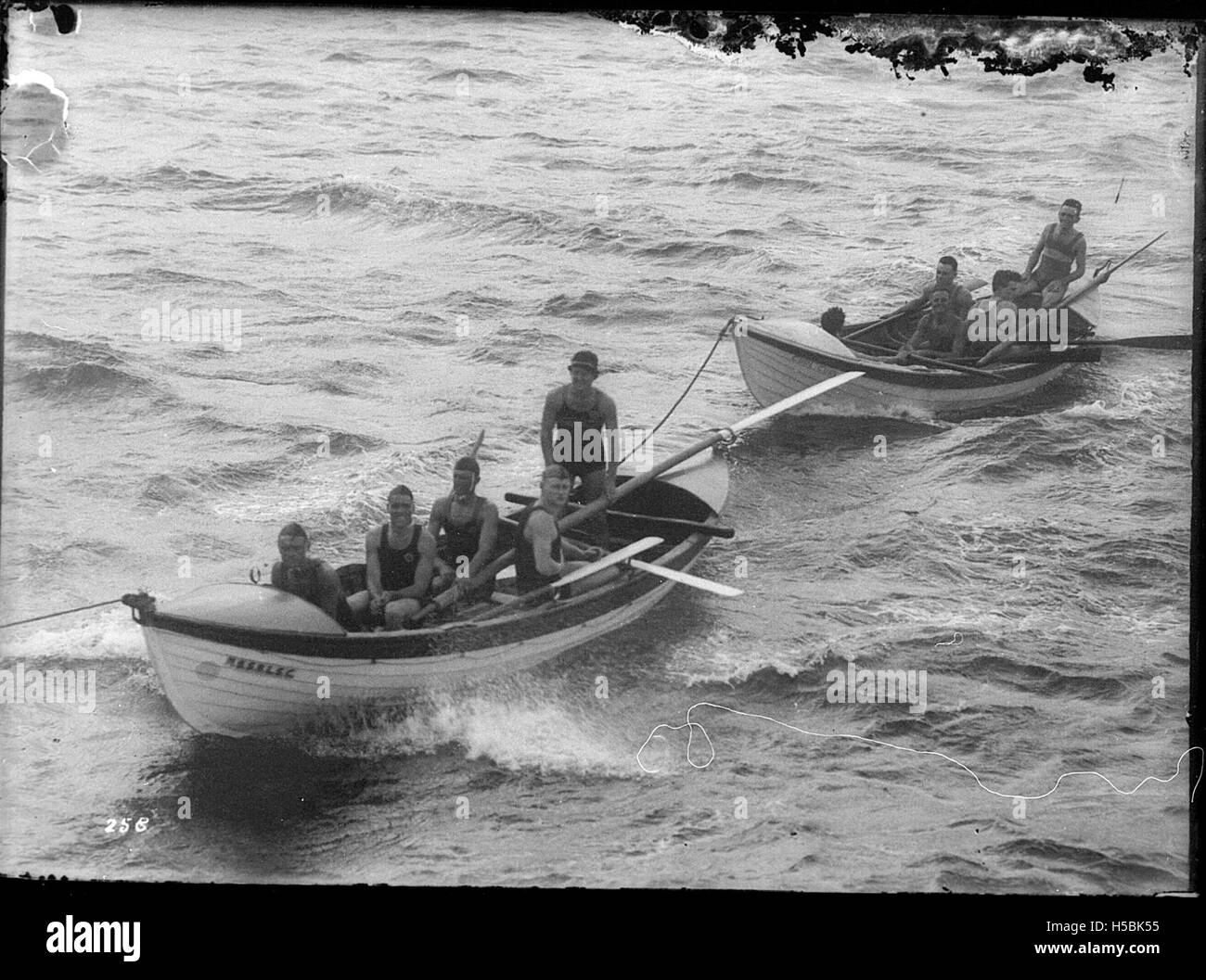 Cette image montre des bateaux de sauvetage remorqués, y compris probablement les North Steyne et Curl Curl. Ces bateaux sont utilisés pour des opérations de sauvetage de surf sur les plages australiennes, souvent lors d'urgences ou de compétitions. Banque D'Images