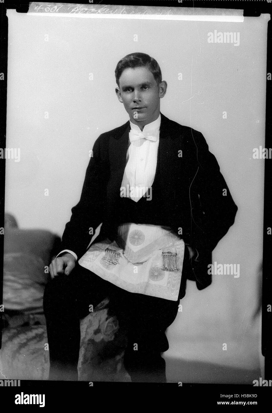 Ce portrait montre un homme portant un tablier maçonnique, indiquant son association avec les francs-maçons. Le nom de famille 'Hooker' est mentionné comme identification possible. Banque D'Images