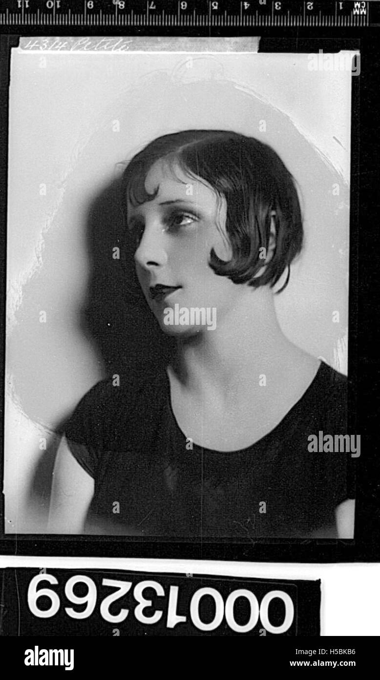 L'artiste de cabaret Peggy petite est connue pour ses performances dans l'industrie du divertissement. Elle a apporté des contributions notables aux spectacles de cabaret, influençant la scène pendant ses années actives. Banque D'Images