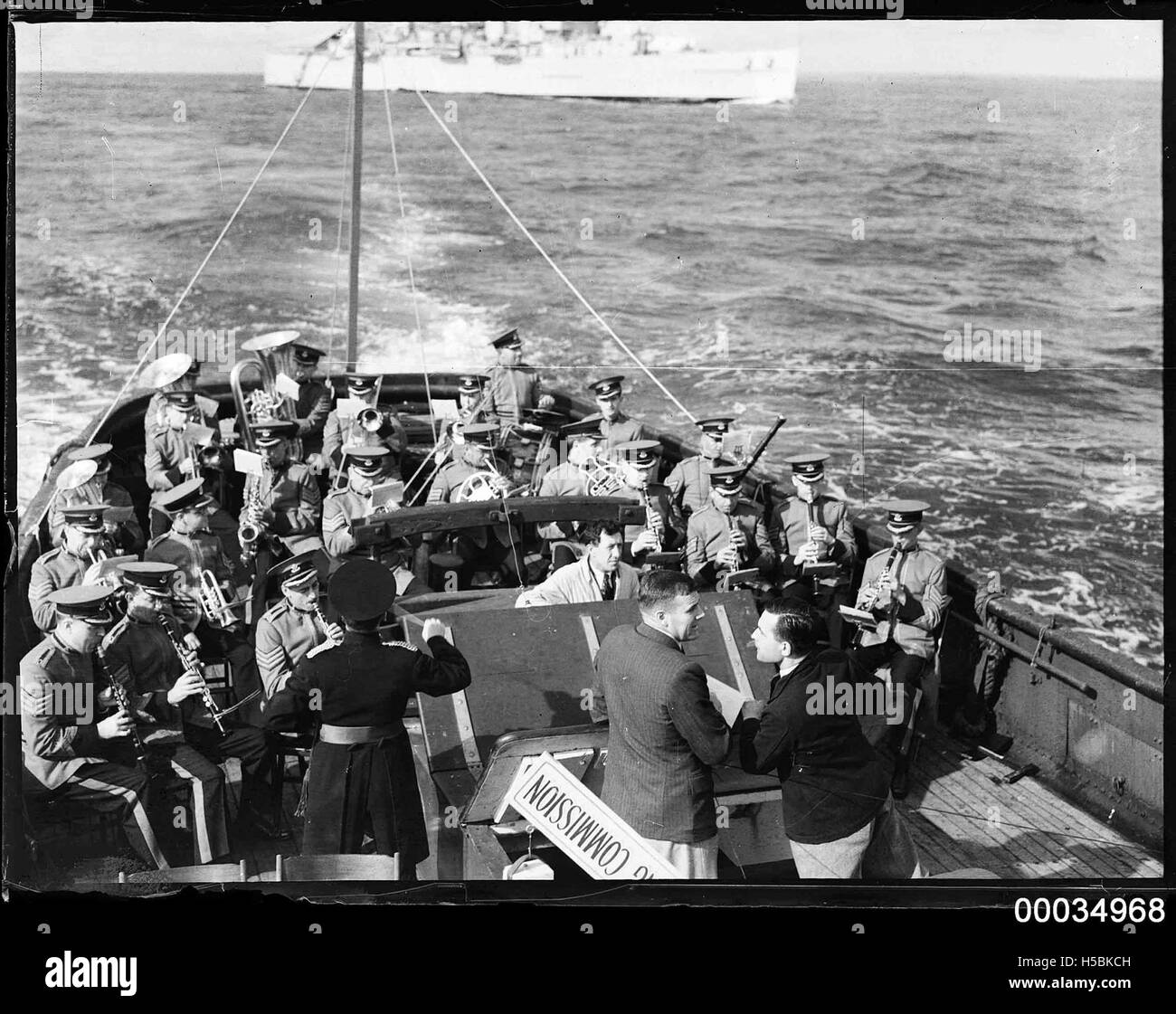 Musique militaire jouant avec ABC ABC commentateur sur un bateau, 1933-1951 Banque D'Images