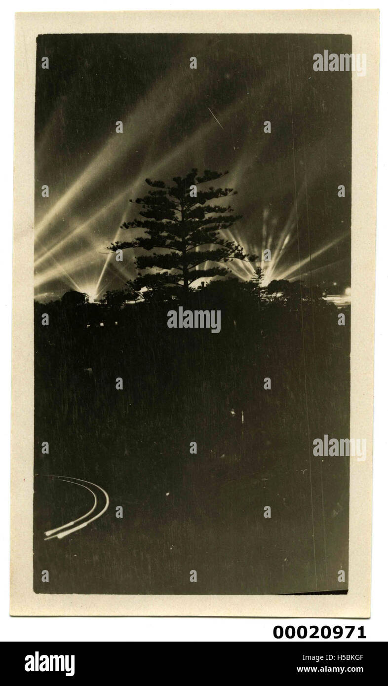Les phares de recherche et les arbres peut-être pendant la visite de la marine des États-Unis, 1925 Banque D'Images