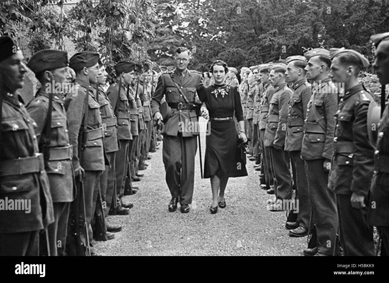 Cette image capture le mariage de Molly Phillips et du capitaine R.J.H. Cooke à l'église Llanllwchaiarn. La cérémonie marque un moment important dans leur vie personnelle, se déroulant dans un cadre religieux traditionnel. Banque D'Images