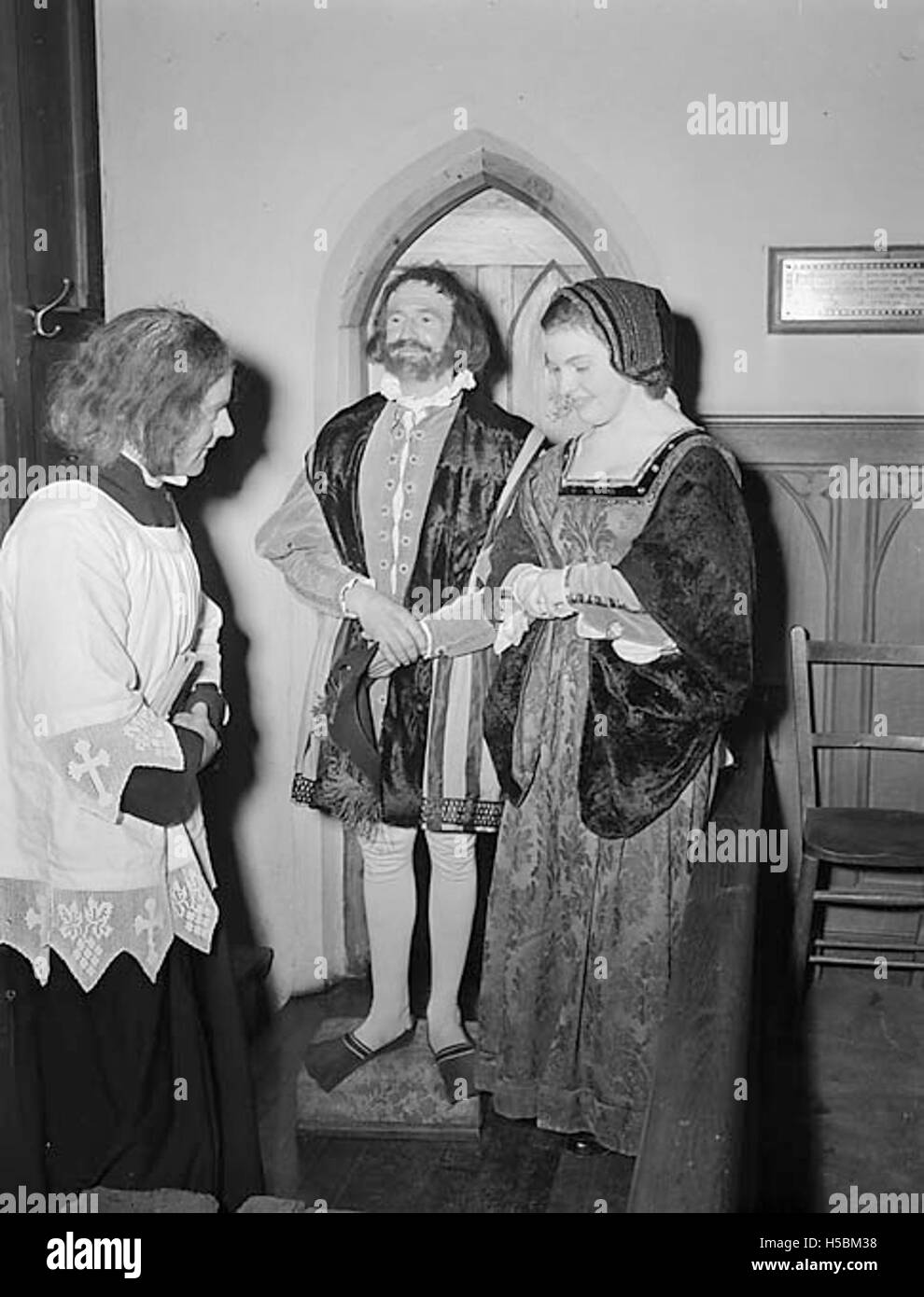 Une adaptation du Pageant of Light Bearers de J.A. Appleton a été réalisée à l'église de Cemmaes, mettant en vedette un événement religieux ou théâtral qui combine le symbolisme de la lumière et l'art de la performance dans un cadre religieux. Banque D'Images