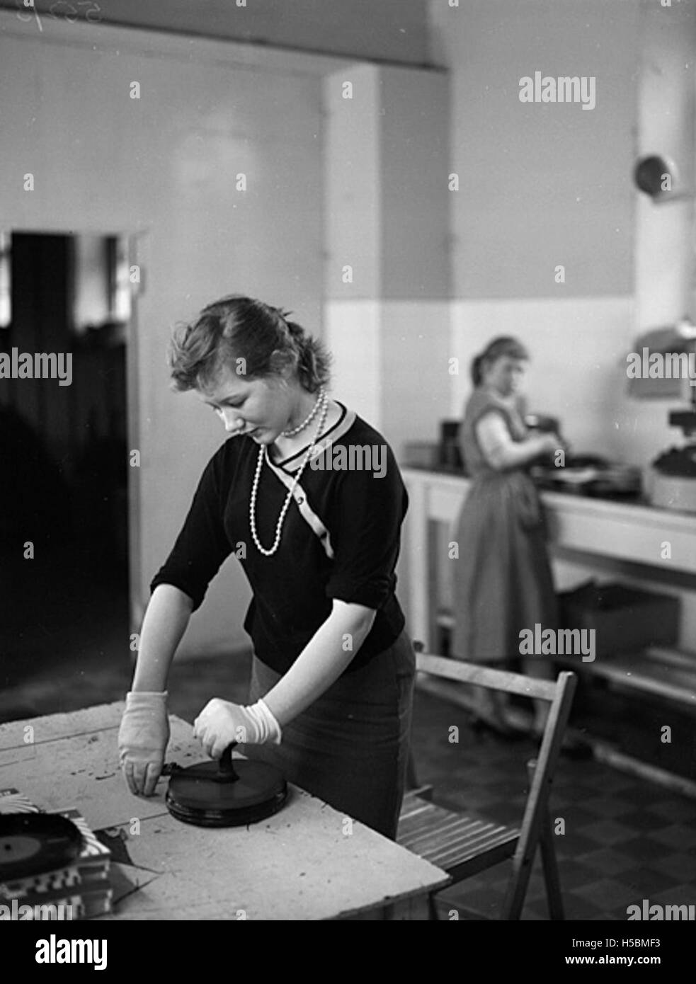 Cette fonctionnalité met en lumière Qualiton Records à Pontardawe, une entreprise connue pour produire des disques et promouvoir la musique, en se concentrant probablement sur son impact historique sur l'industrie de la musique. Banque D'Images