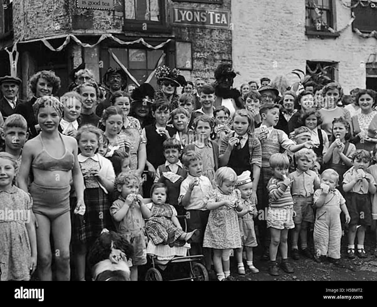 La Cwmbach Street Party est un événement communautaire organisé dans le village de Cwmbach, célébrant la culture locale et rassemblant les gens. Cet événement est souvent marqué par des festivités en plein air, de la musique, de la nourriture et de la danse, favorisant un fort sentiment de communauté et de camaraderie parmi les résidents. Banque D'Images