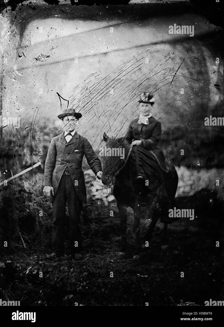 Un homme et une femme à cheval Banque D'Images