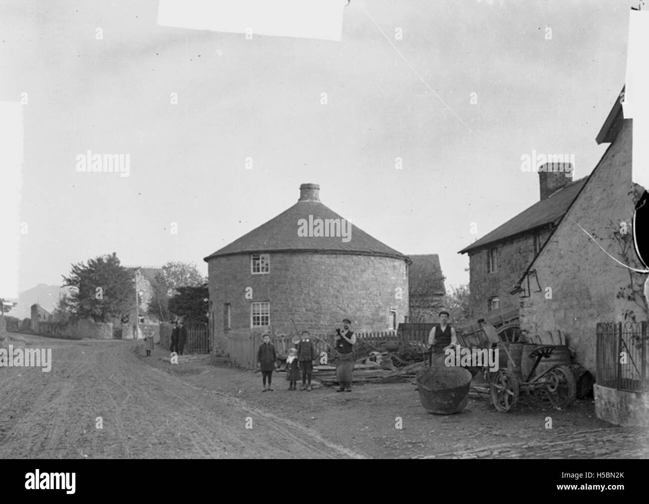 Cette image représente la maison ronde à Aston-on-Clun, une structure distinctive et traditionnelle située dans le village. La maison présente un design circulaire, typique de l'architecture anglaise historique, et représente l'architecture rurale de la région. Banque D'Images
