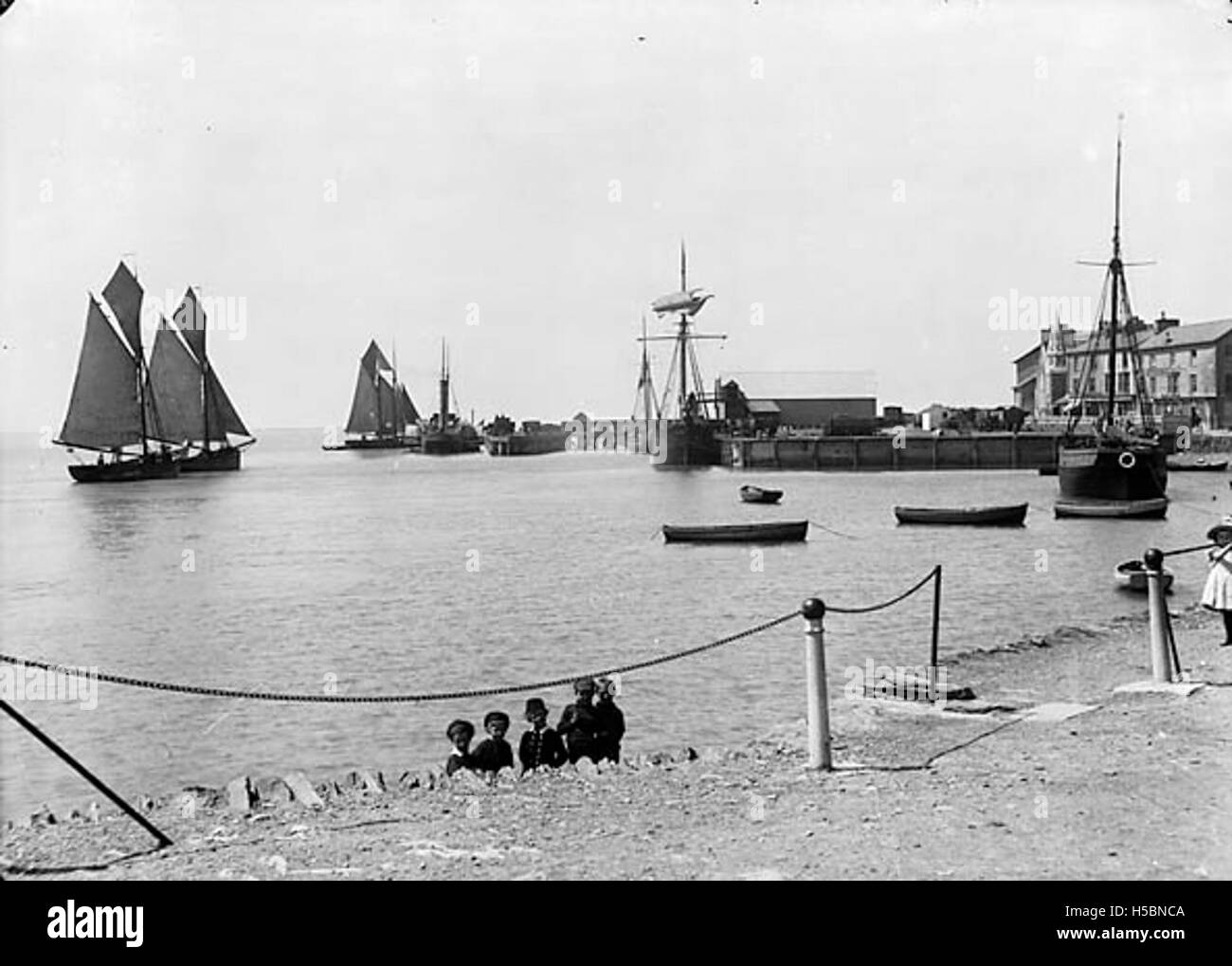 Aberdyfi, un village côtier de Gwynedd, au pays de Galles, est connu pour sa vue imprenable sur la baie de Cardigan. C'est une destination de vacances populaire pour les visiteurs à la recherche d'une escapade pittoresque en bord de mer, avec des plages de sable fin et une riche histoire liée à la pêche et aux traditions maritimes. Banque D'Images