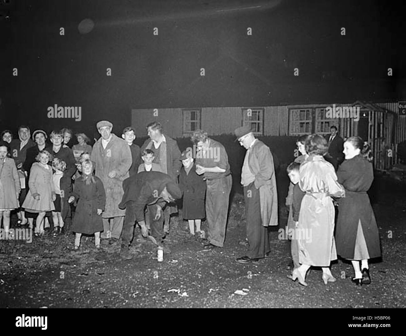 Un rassemblement communautaire lors de la nuit du feu de joie au terrain de loisirs d'Oswestry, célébrant avec des feux d'artifice et un feu de joie. Banque D'Images