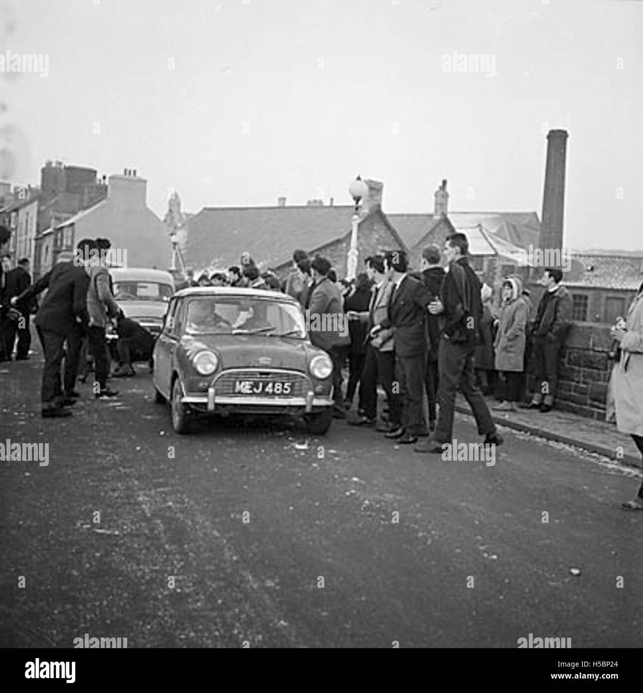 Cette image capture la première manifestation de Cymdeithas yr Iaith Gymraeg (la Société de la langue galloise) sur le pont Trefechan, à Aberystwyth. La manifestation a été un événement important dans le mouvement de protection et de promotion de la langue galloise. Banque D'Images