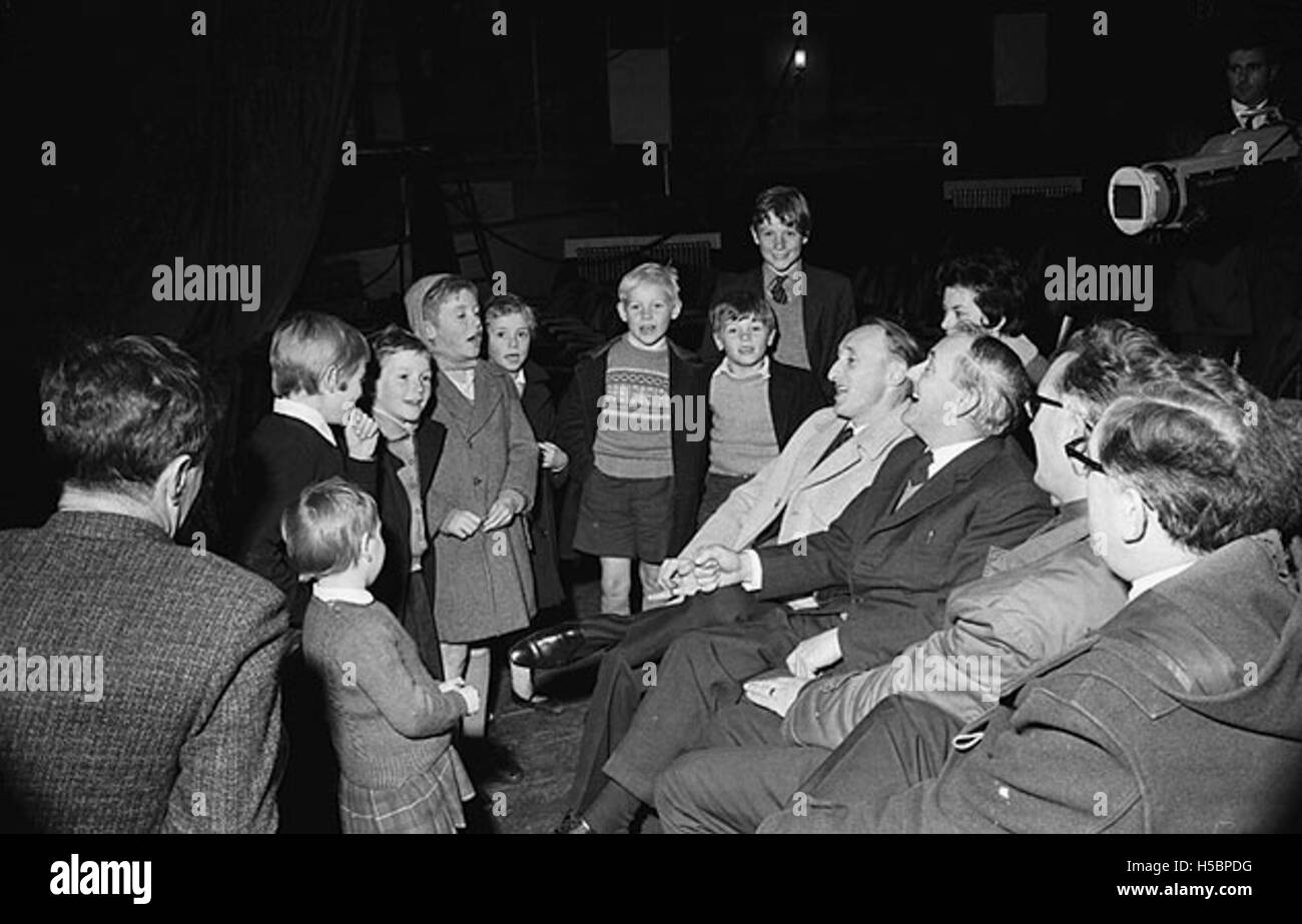 Une photographie de 1967 capturant les artistes Ryan Davies, Margaret Williams et Charles Williams se produisant, mettant en valeur le divertissement culturel gallois. Banque D'Images