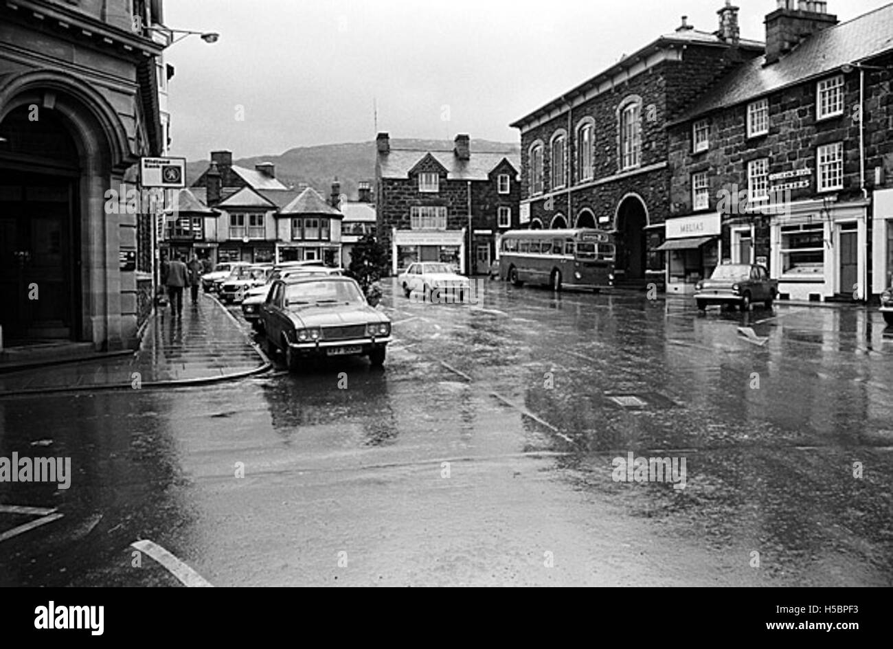 Vues panoramiques de Dolgellau, une ville de Gwynedd, au pays de Galles, connue pour ses paysages pittoresques et son architecture historique. Dolgellau est situé près des contreforts de la chaîne de montagnes Cader Idris. Banque D'Images
