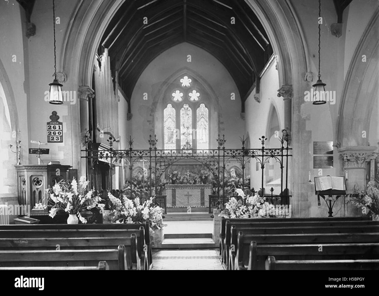 L'intérieur de l'église Saint-Winifrid de Cwmdeuddwr, mettant en valeur son architecture historique et son importance religieuse. L'église est connue pour son importance communautaire et culturelle dans la région. Banque D'Images