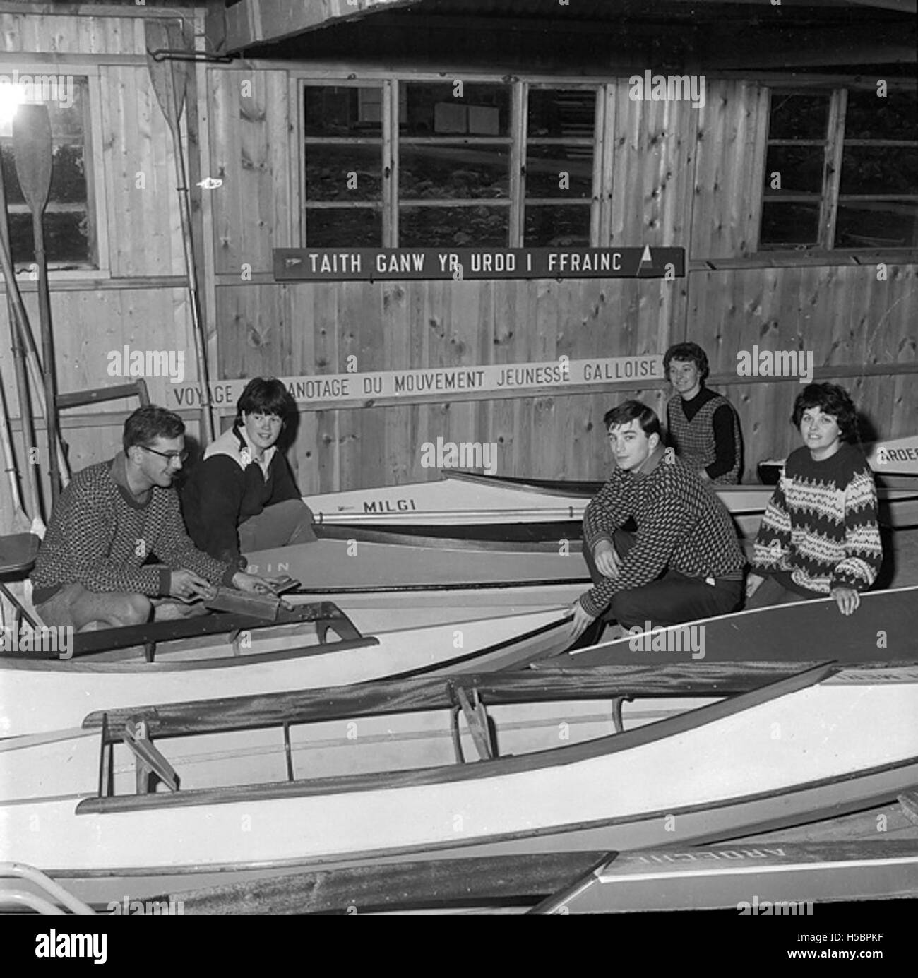 Ce titre gallois se traduit par « Membres de l'Urdd se préparant à un voyage dans le sud-ouest de la France ». Il fait référence à une organisation de jeunesse, Urdd, qui se prépare à un voyage culturel ou éducatif. Banque D'Images