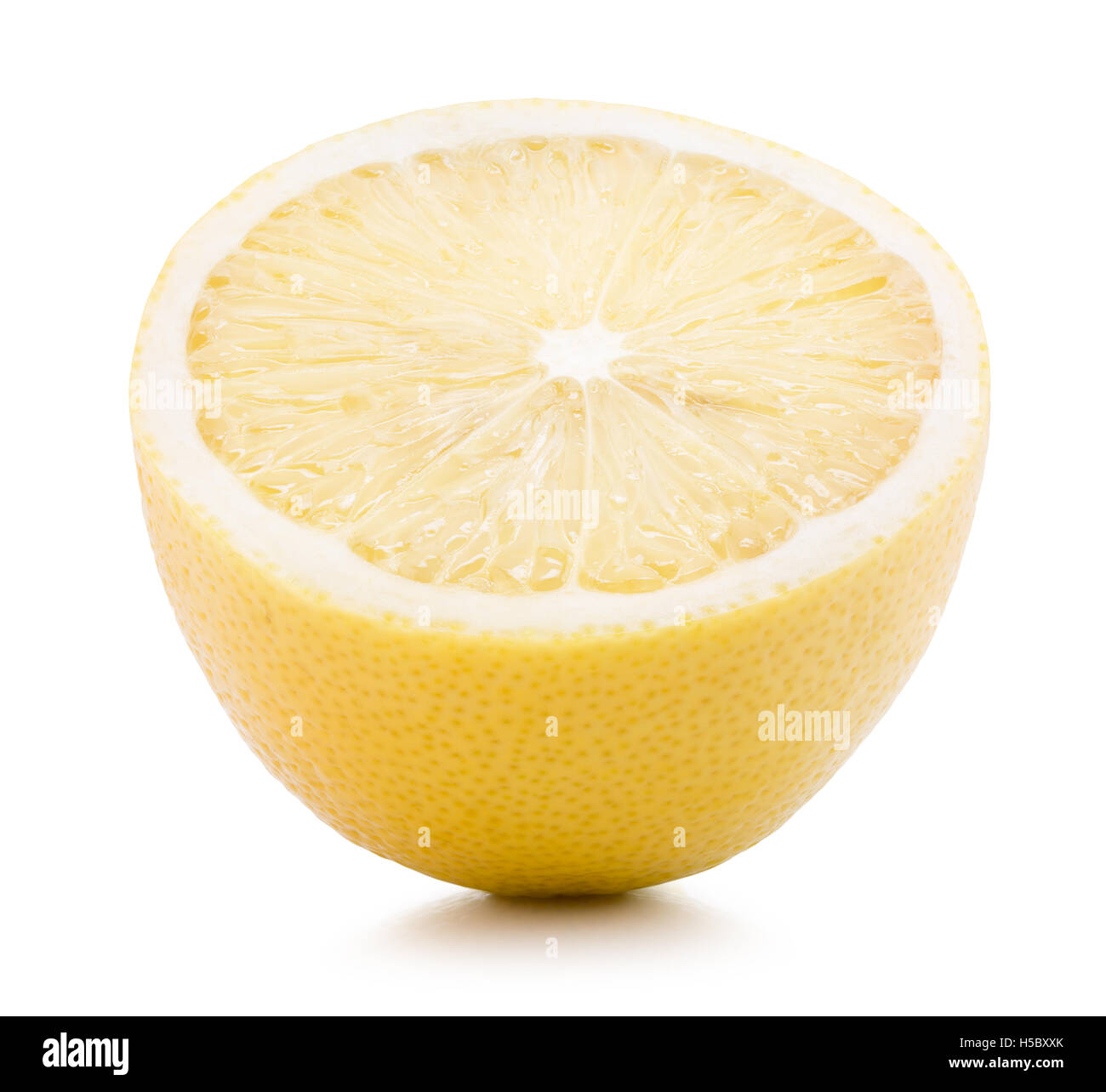 La moitié d'un citron isolé sur le fond blanc. Banque D'Images