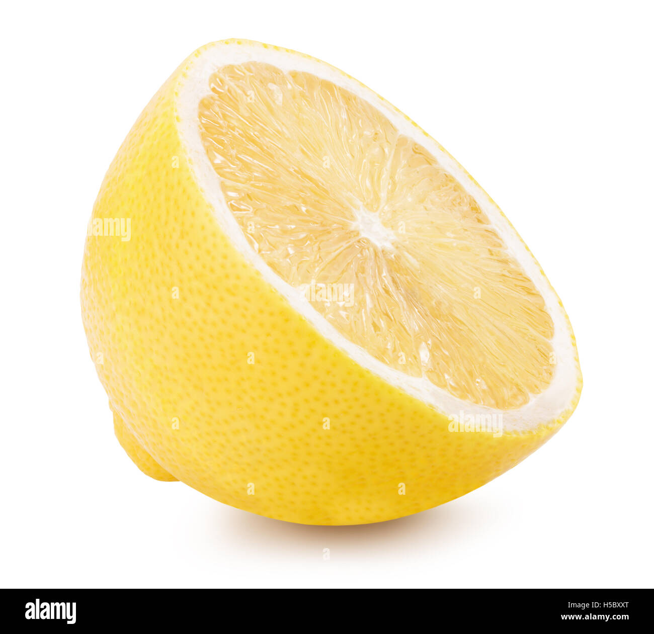 La moitié d'un citron isolé sur le fond blanc. Banque D'Images