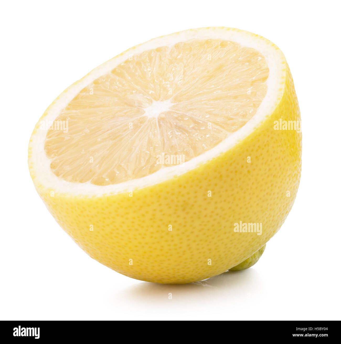 La moitié d'un citron isolé sur le fond blanc. Banque D'Images