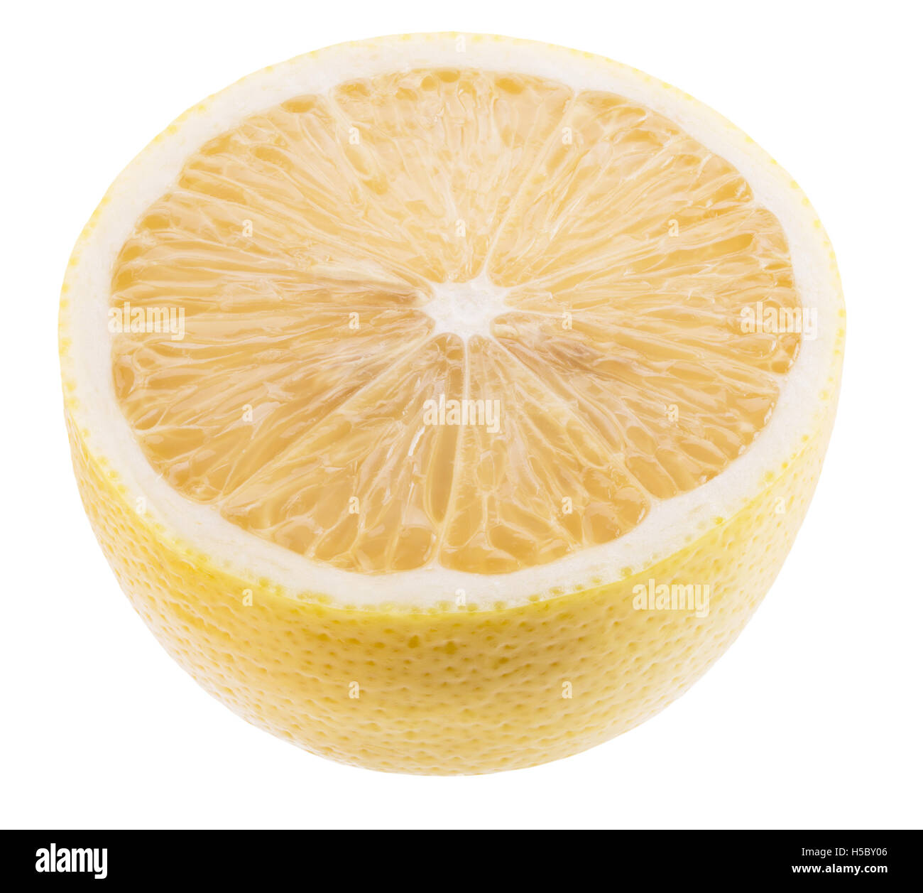 La moitié d'un citron isolé sur le fond blanc. Banque D'Images