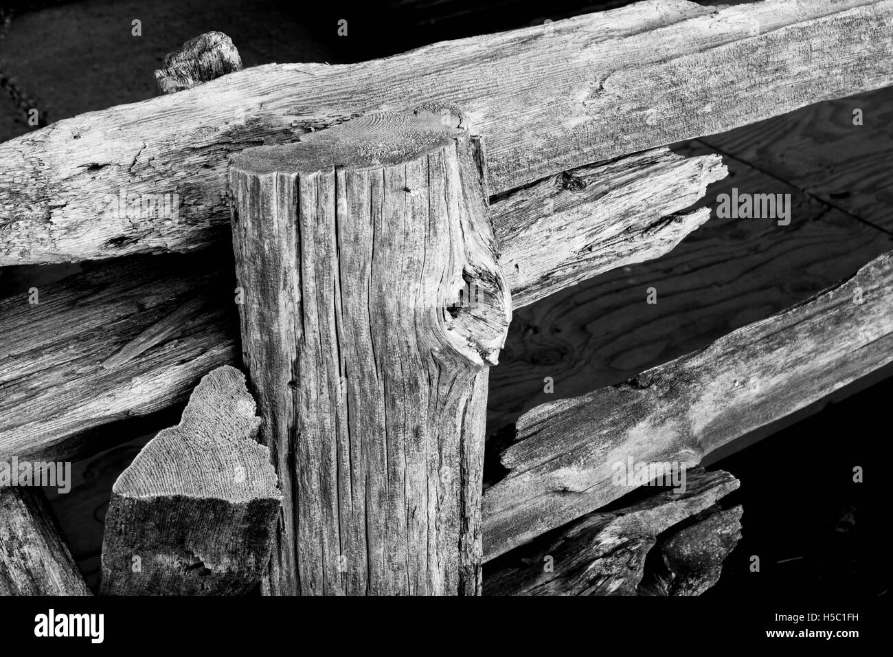 Bois rustique log fence, un fort contraste en noir et blanc Banque D'Images