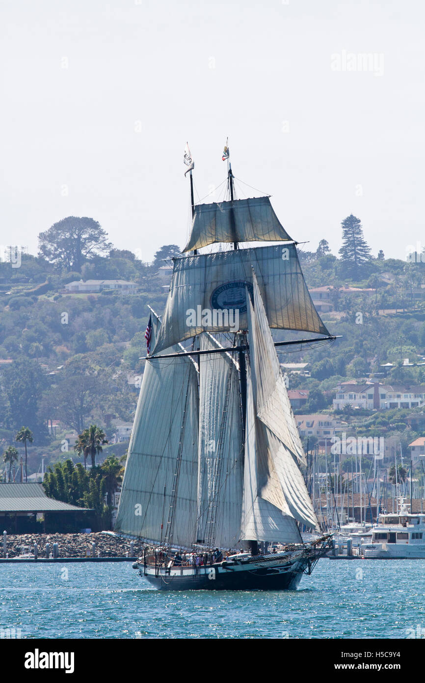 Tall Ship Californian passant Shelter Island, 2016 Festival de la voile, le défilé des navires, la baie de San Diego, CA Banque D'Images